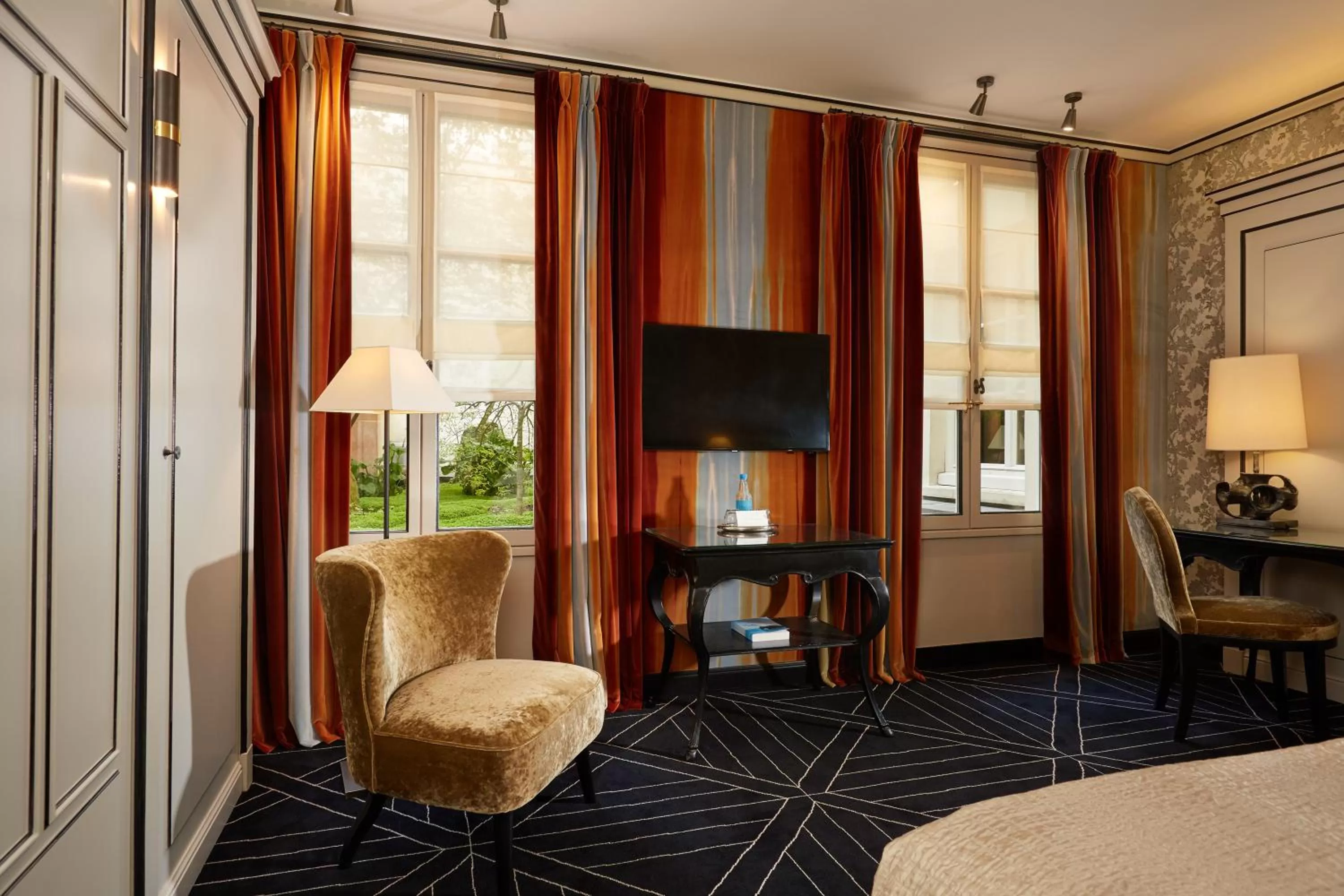Photo of the whole room, Bed in Le Pavillon de la Reine & Spa, Place des Vosges