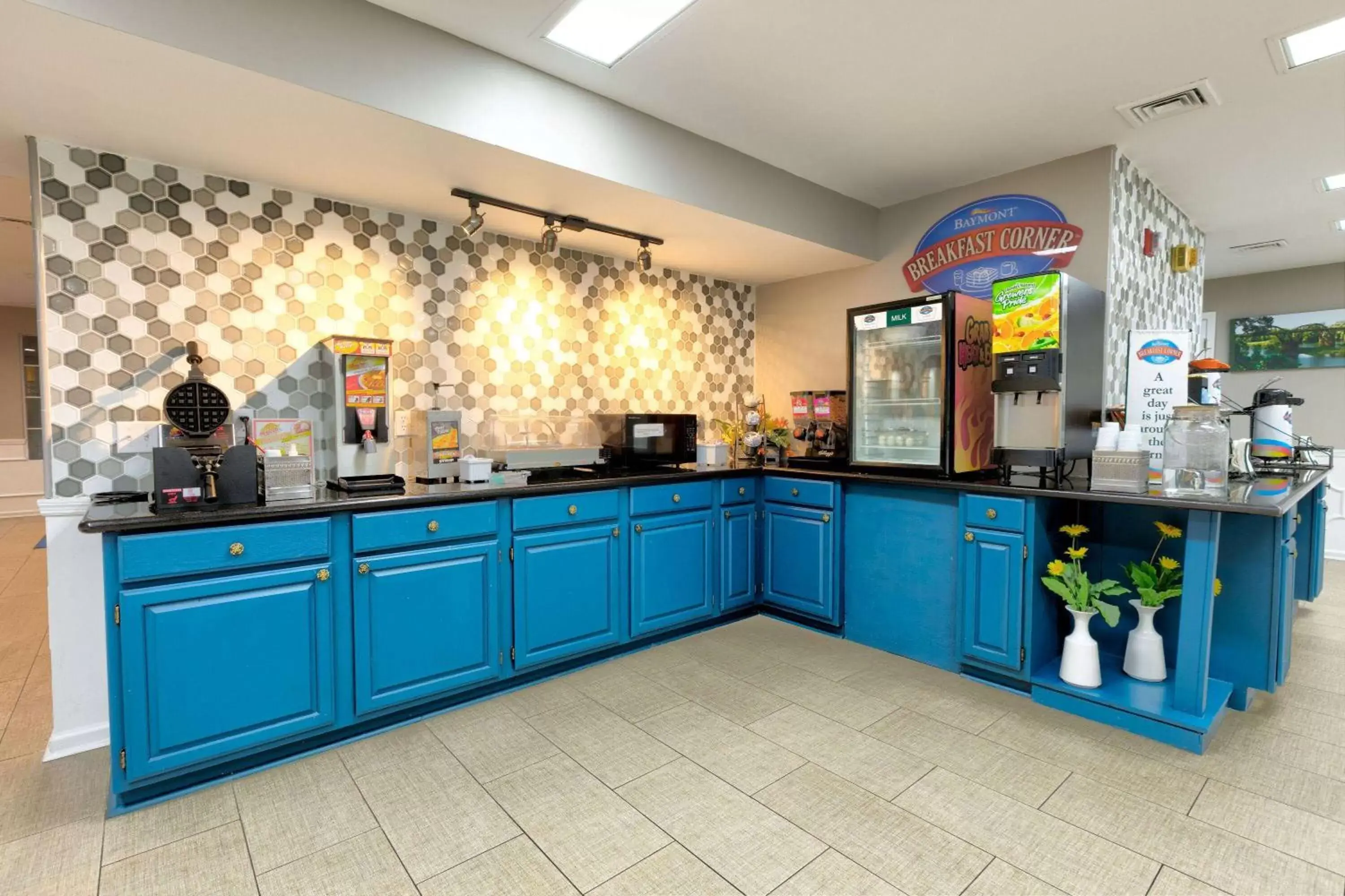 Breakfast, Kitchen/Kitchenette in Baymont by Wyndham Prattville - Montgomery