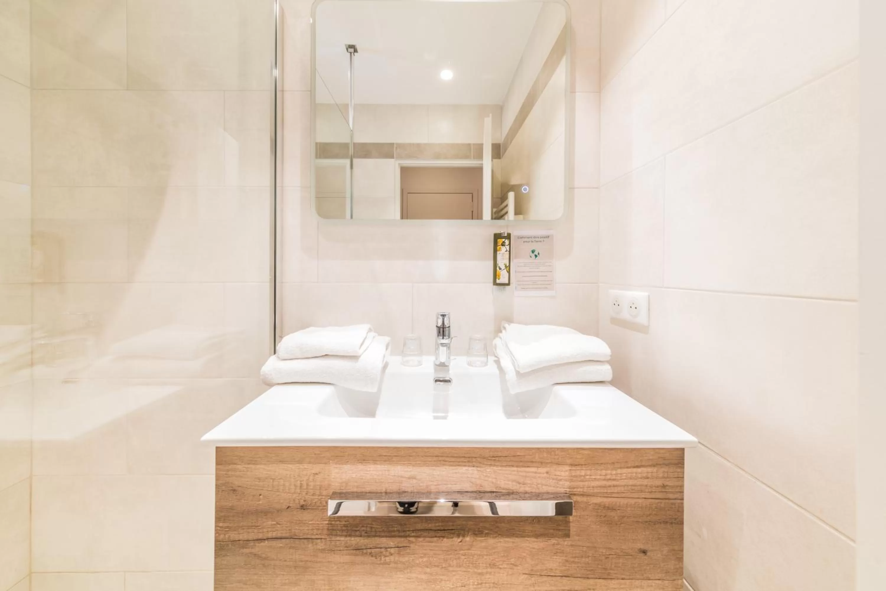 Bathroom, Bed in Hotel Brin d'Azur - Saint Tropez