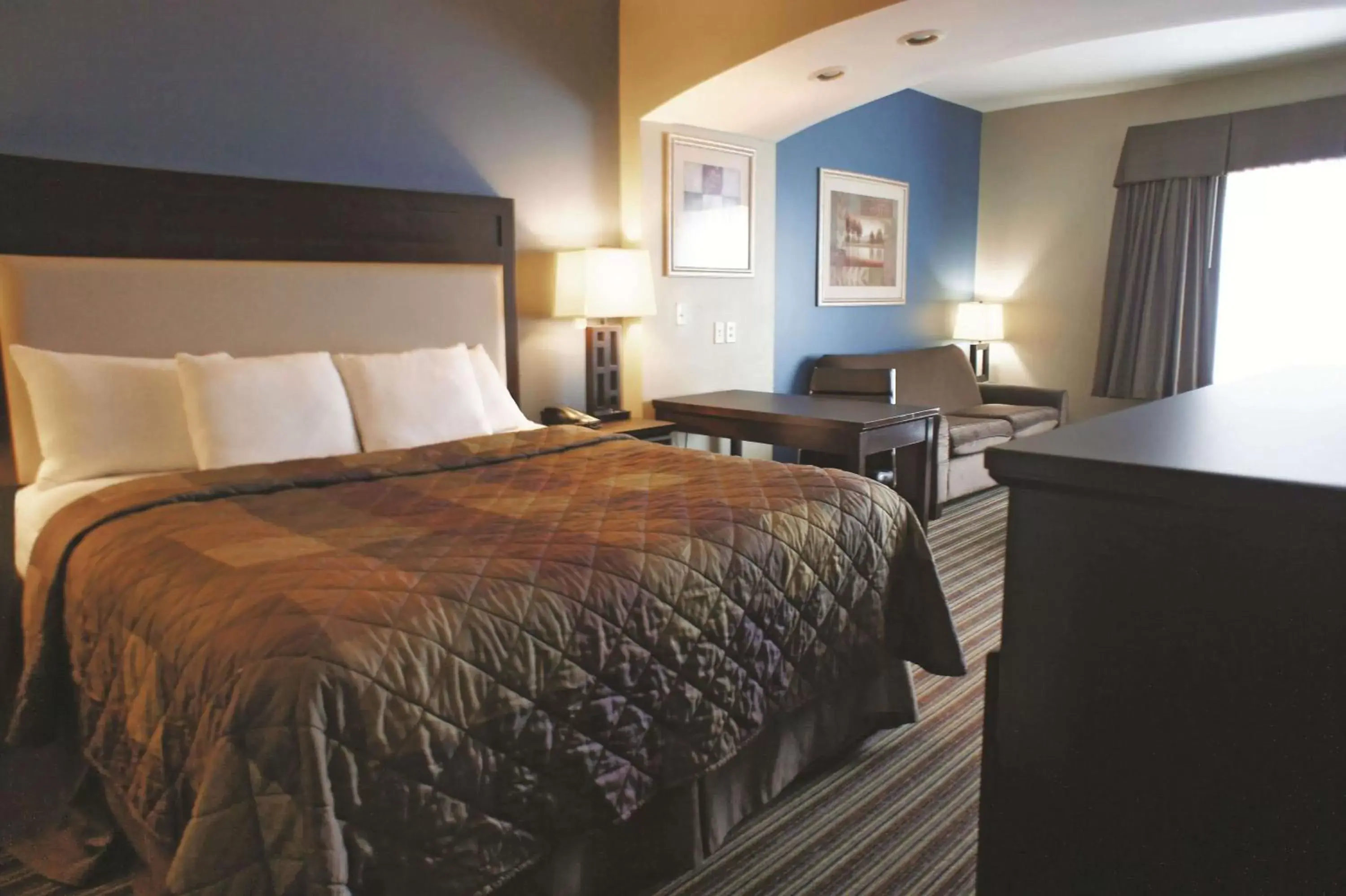 Photo of the whole room, Bed in La Quinta Inn & Suites by Wyndham Broussard - Lafayette Area