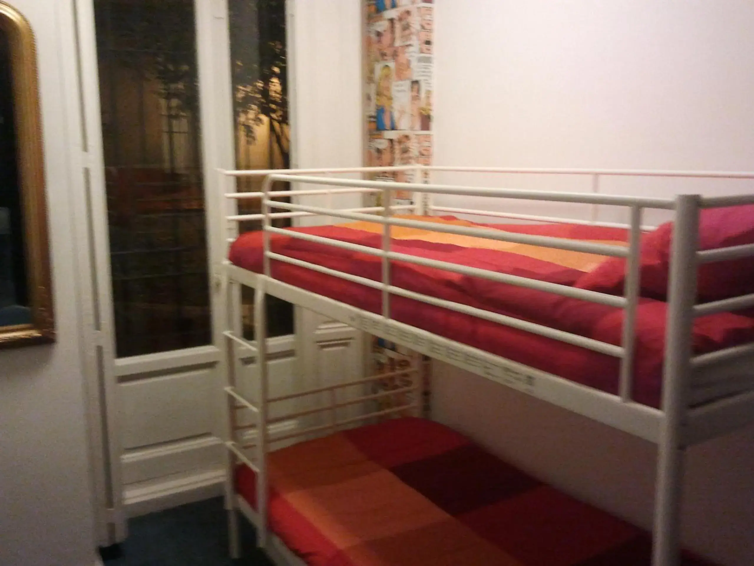Single Bed in 4-Bed Mixed Dormitory Room in Hostels Meetingpoint