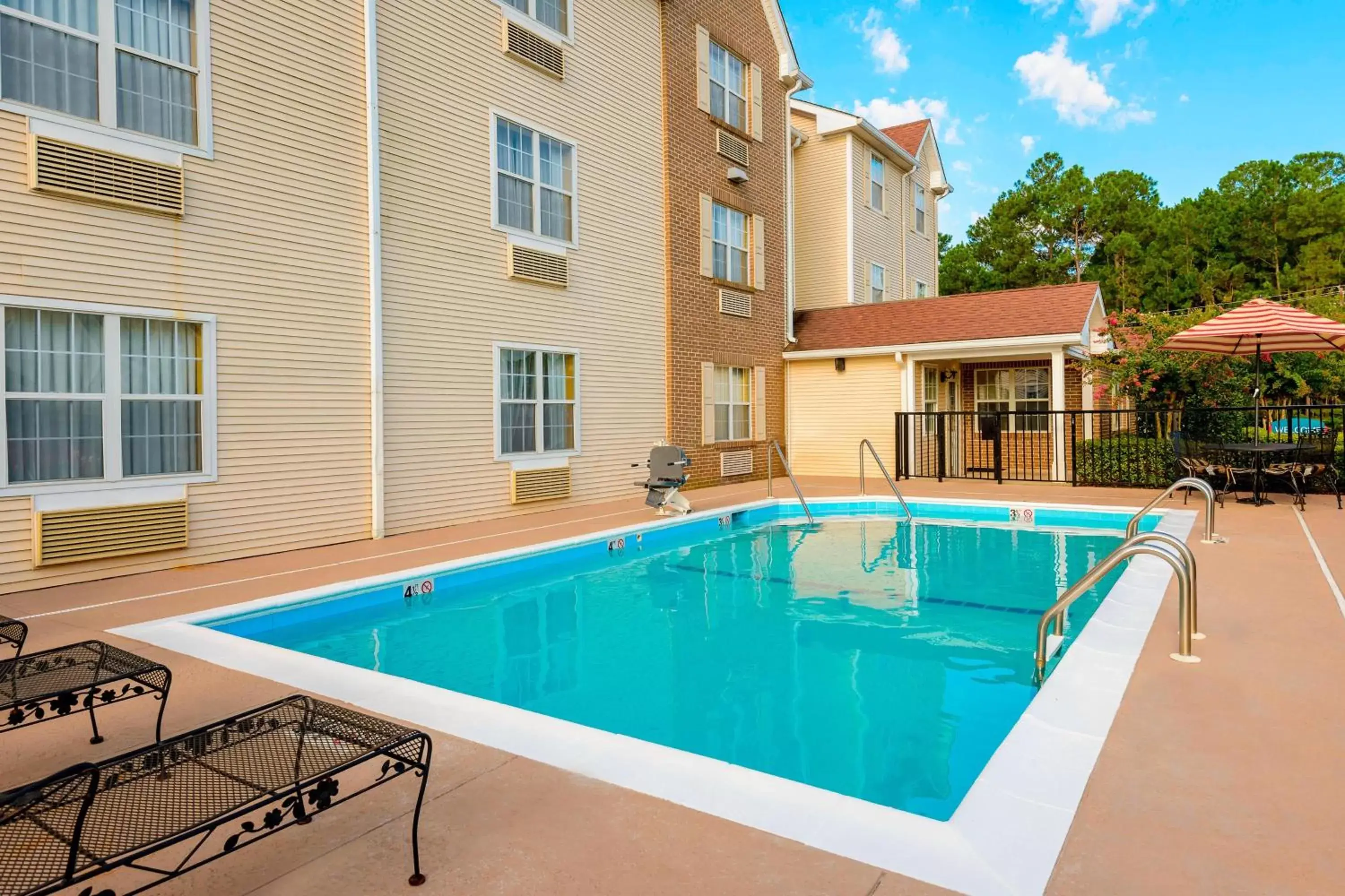 Swimming Pool in TownePlace Suites Mobile