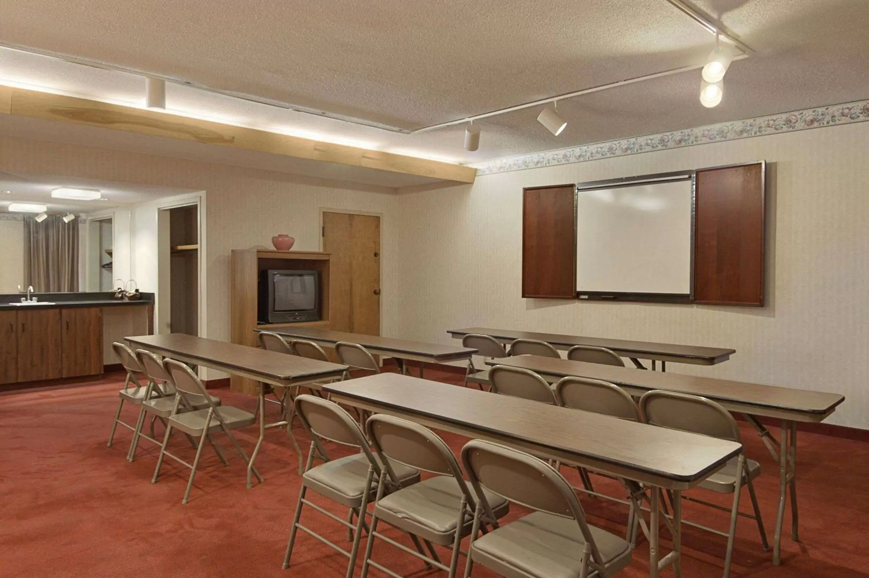 Meeting/conference room in Days Inn by Wyndham Clinton - Laurens I-26