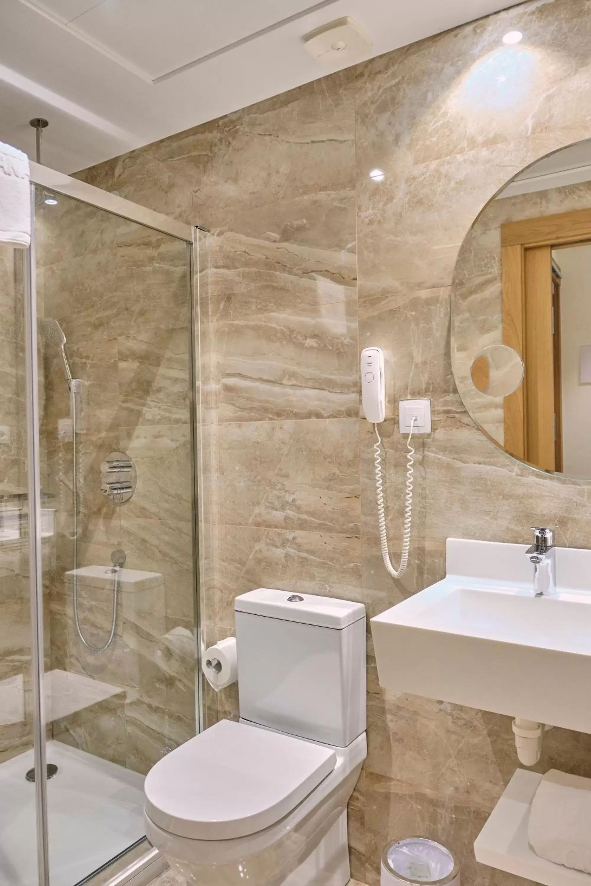 Shower, Bathroom in Hotel Praza Quintana