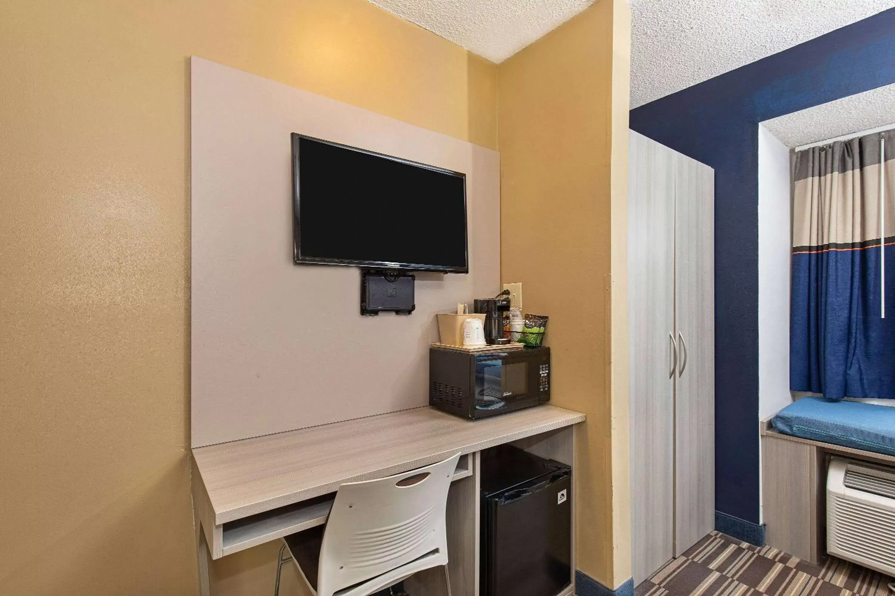 Photo of the whole room, TV/Entertainment Center in Microtel Inn & Suites by Wyndham Dry Ridge