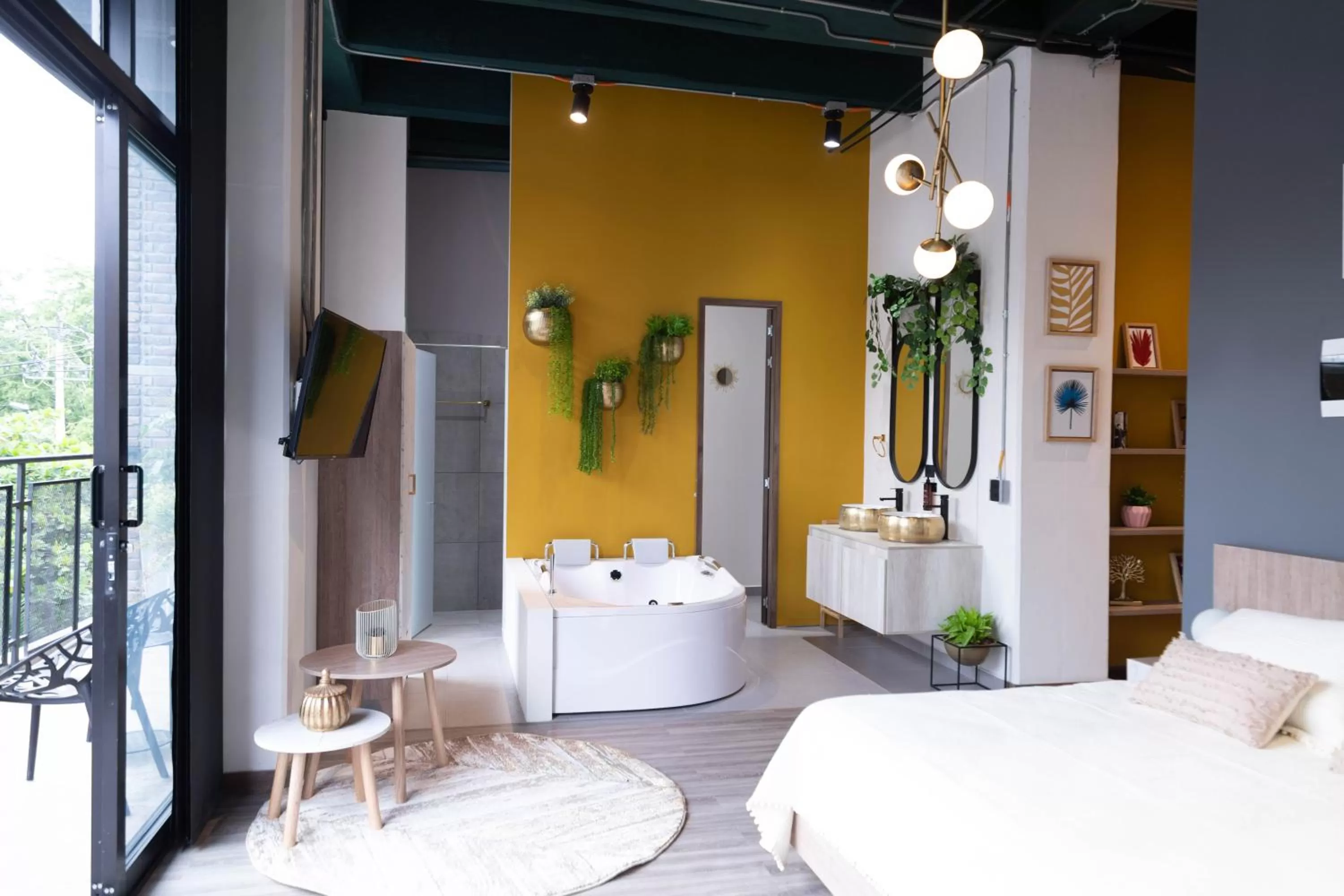 Photo of the whole room, Bed in Royal Living Poblado