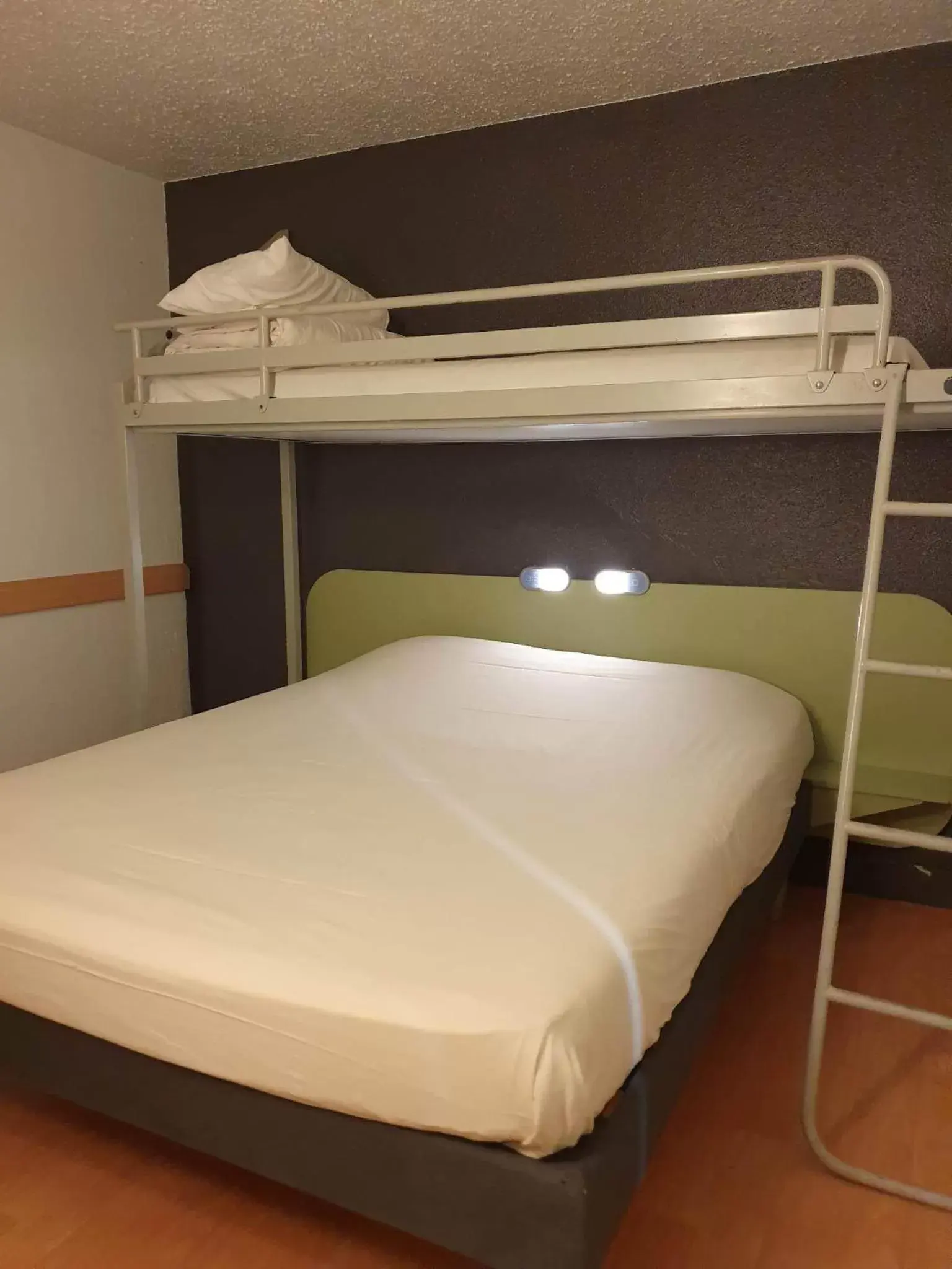 Bed, Bunk Bed in Cit'hotel Design Booking Evry Saint-Germain-lès-Corbeil Sénart