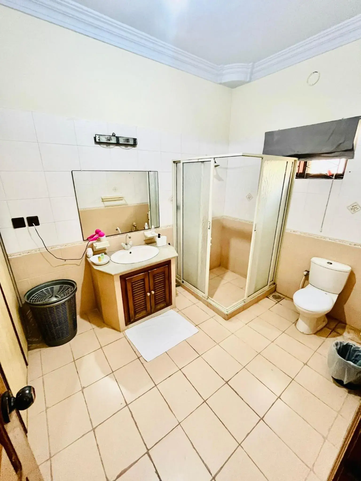 Shower, Bathroom in Waypoint Hotel