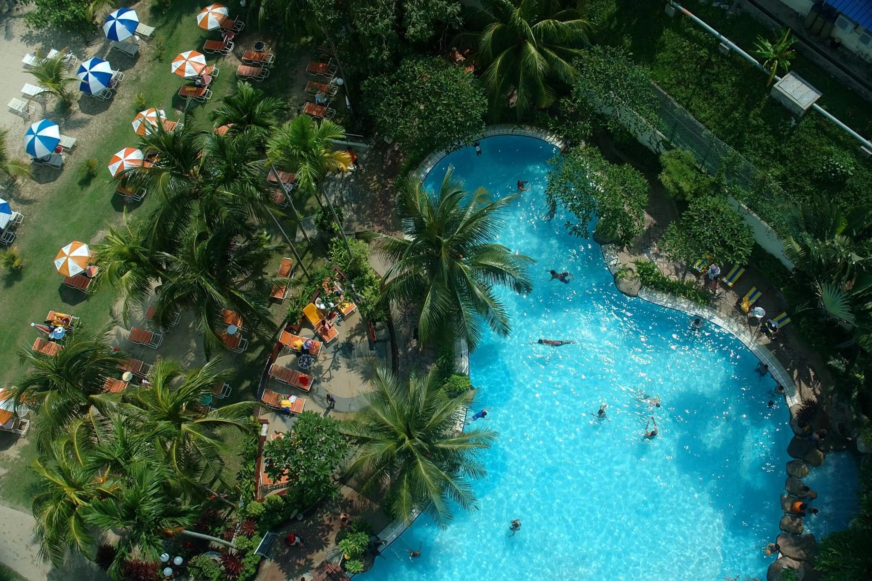 Swimming pool in Rainbow Paradise Beach Resort