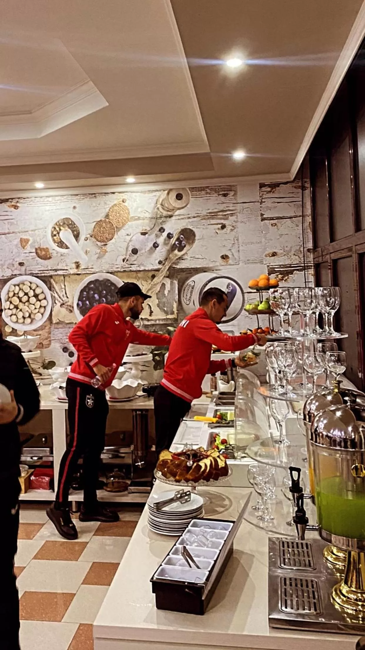 Restaurant/places to eat in Univers Resort