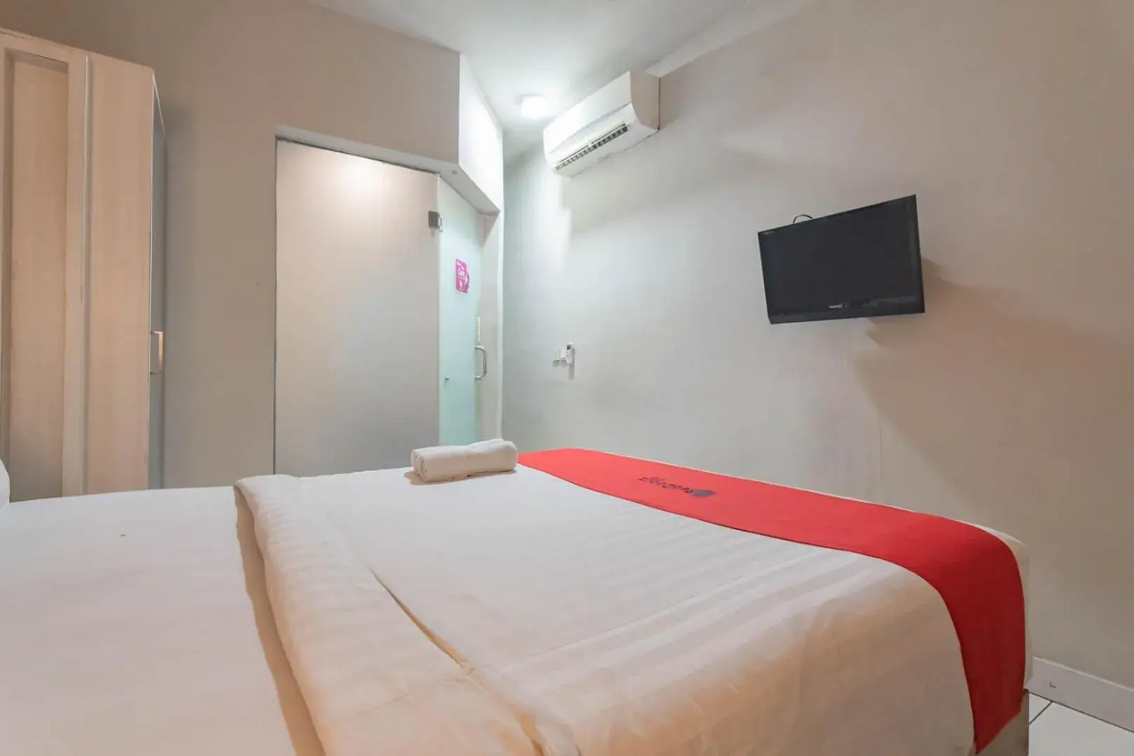 Bedroom, Bed in RedDoorz Plus near Asia Afrika 3