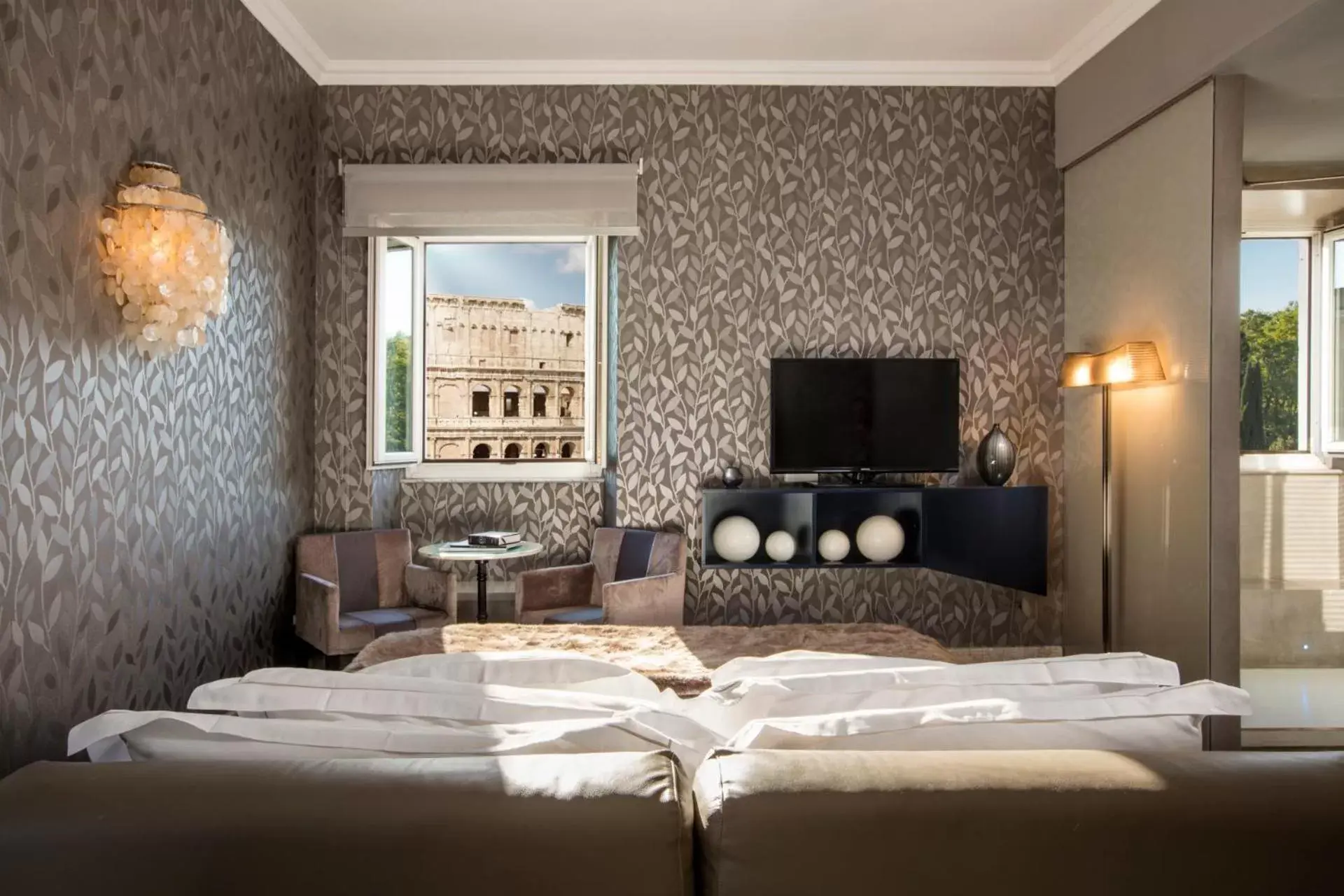 Bedroom, TV/Entertainment Center in Hotel Palazzo Manfredi – Small Luxury Hotels of the World