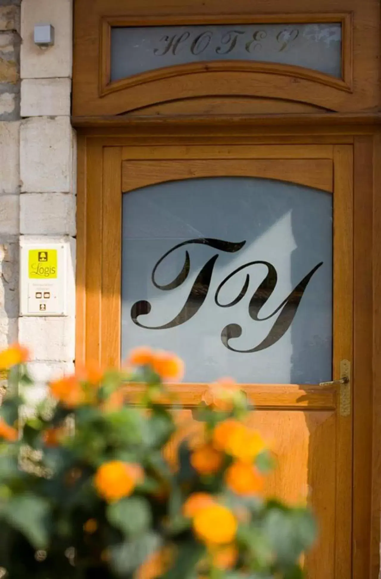 Facade/entrance, Property Logo/Sign in Logis Hôtel Tante Yvonne & son restaurant semi-gastronomique - Lyon Nord