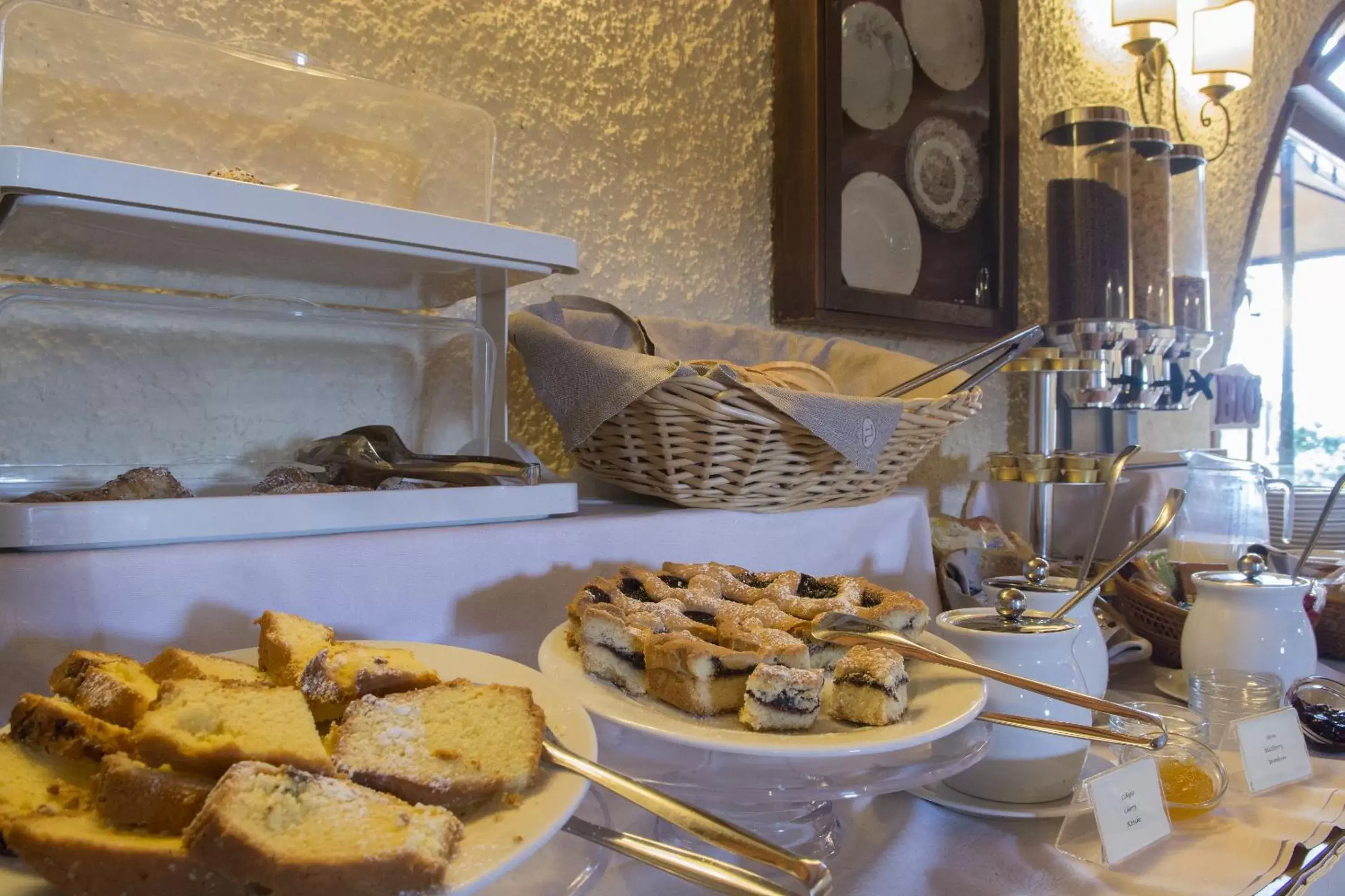 Buffet breakfast in Hotel Belvedere Di San Leonino