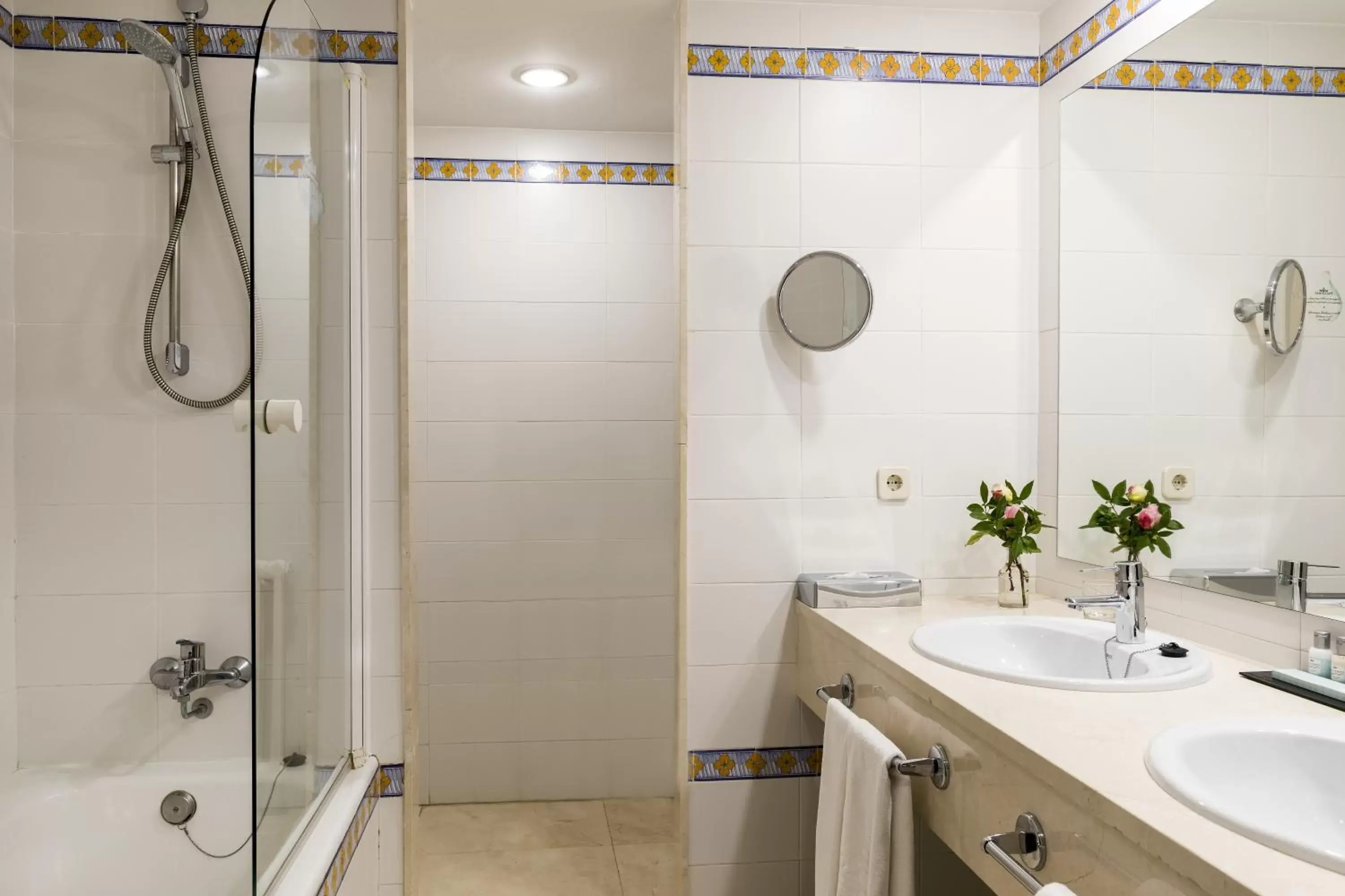 Toilet, Bathroom in Parador de Siguenza