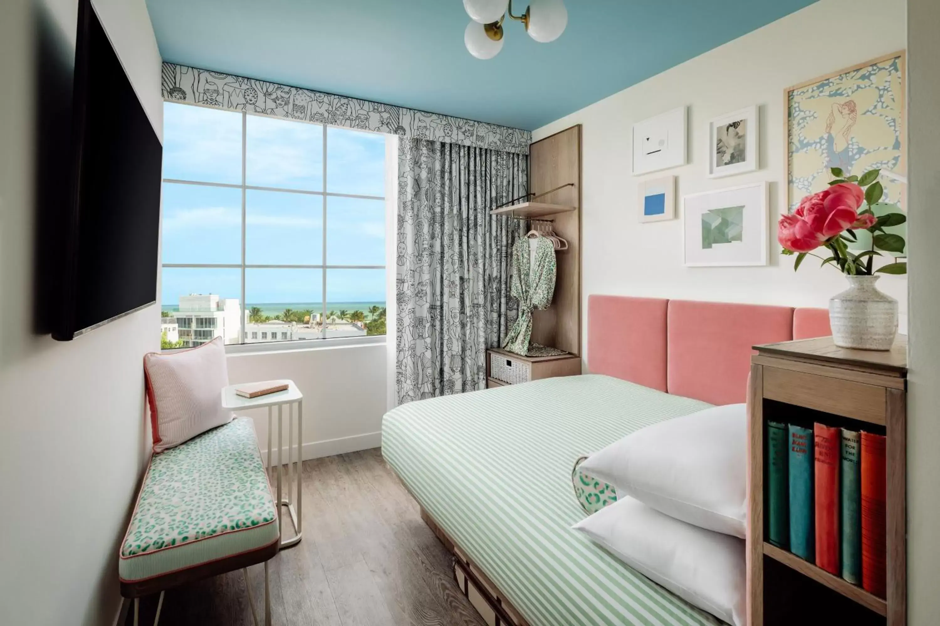 Standard Queen Room with Ocean View in The Goodtime Hotel