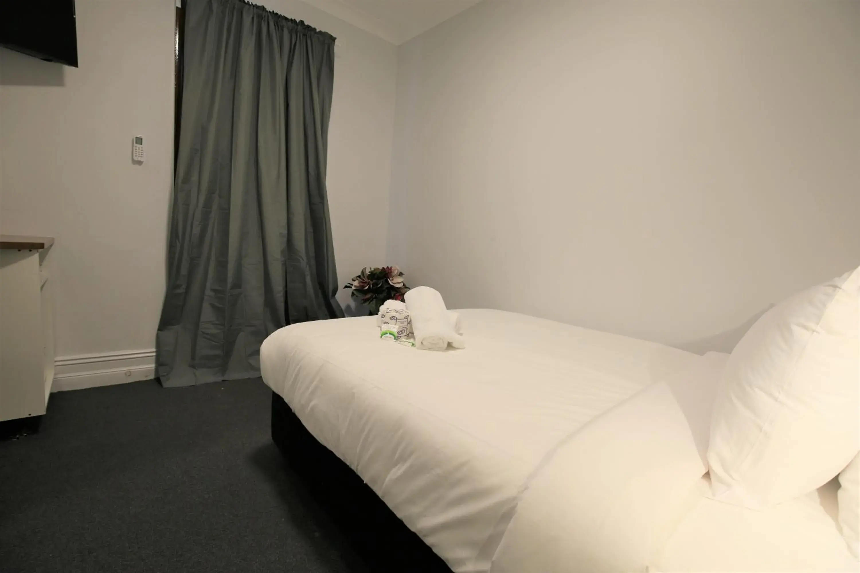 Bedroom, Bed in Newtown Budget Hotel