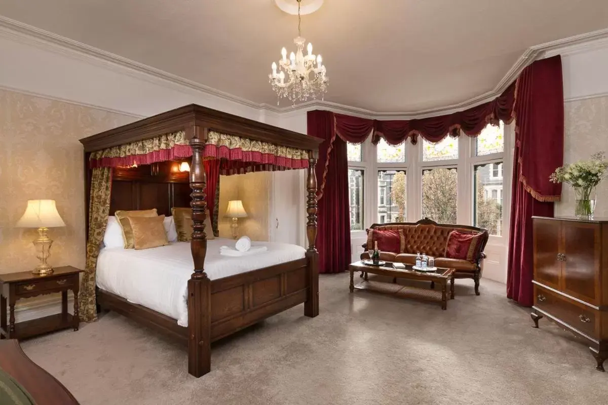 Four Poster Suite  in Lincoln House Private Hotel