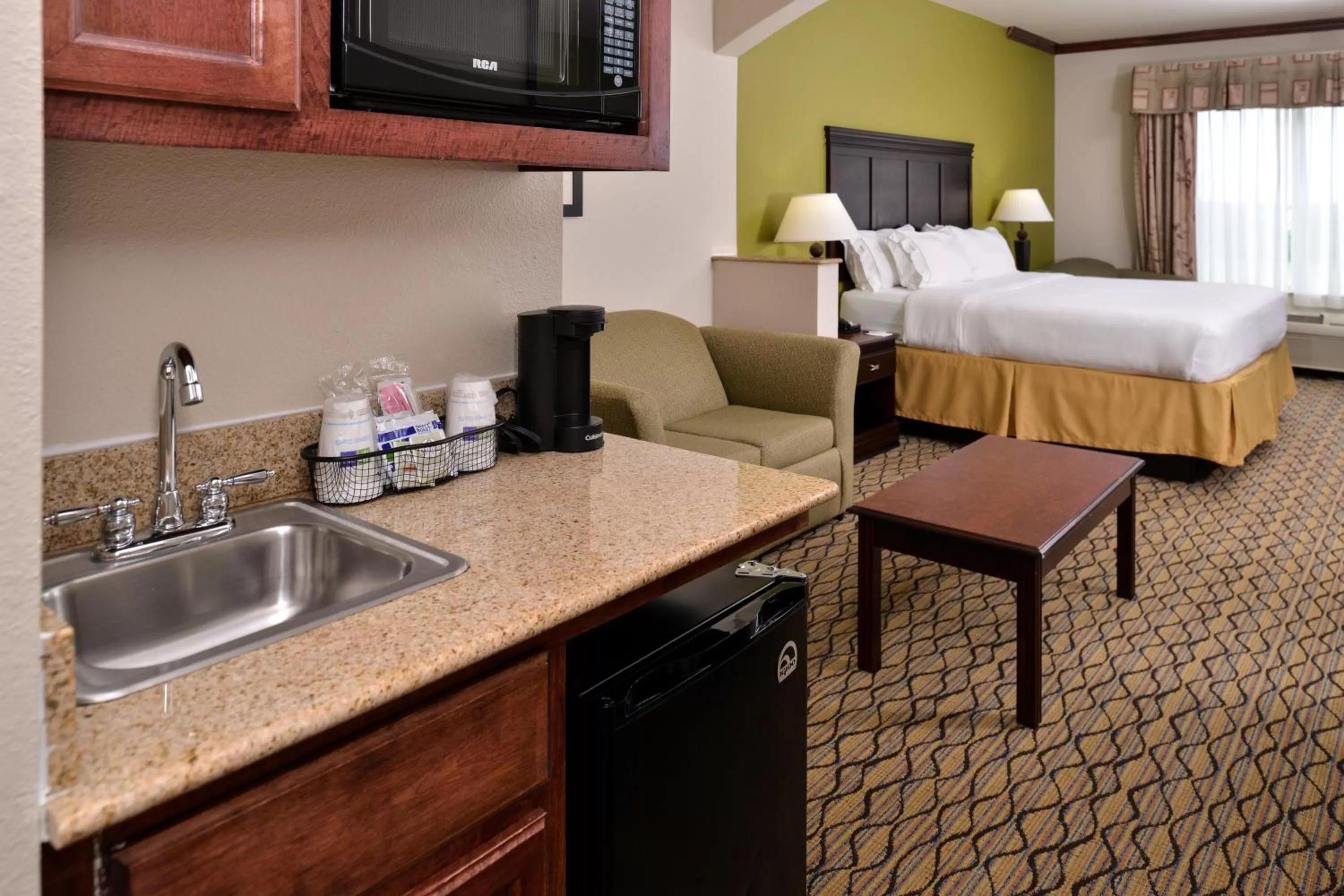 Photo of the whole room, Bed in Holiday Inn Express Hotel & Suites Sherman Highway 75 by IHG