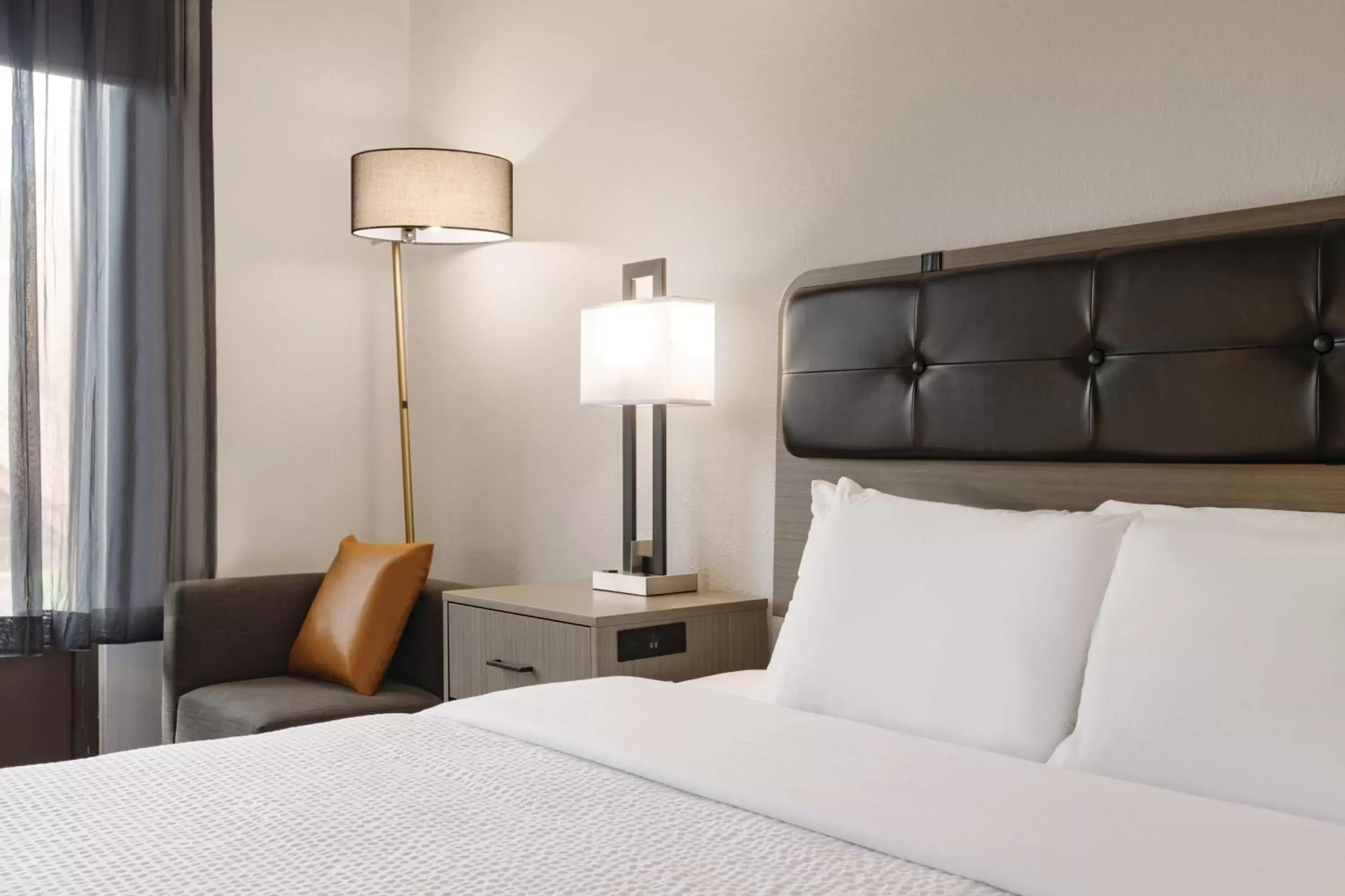 Bed in La Quinta Inn & Suites by Wyndham Dothan