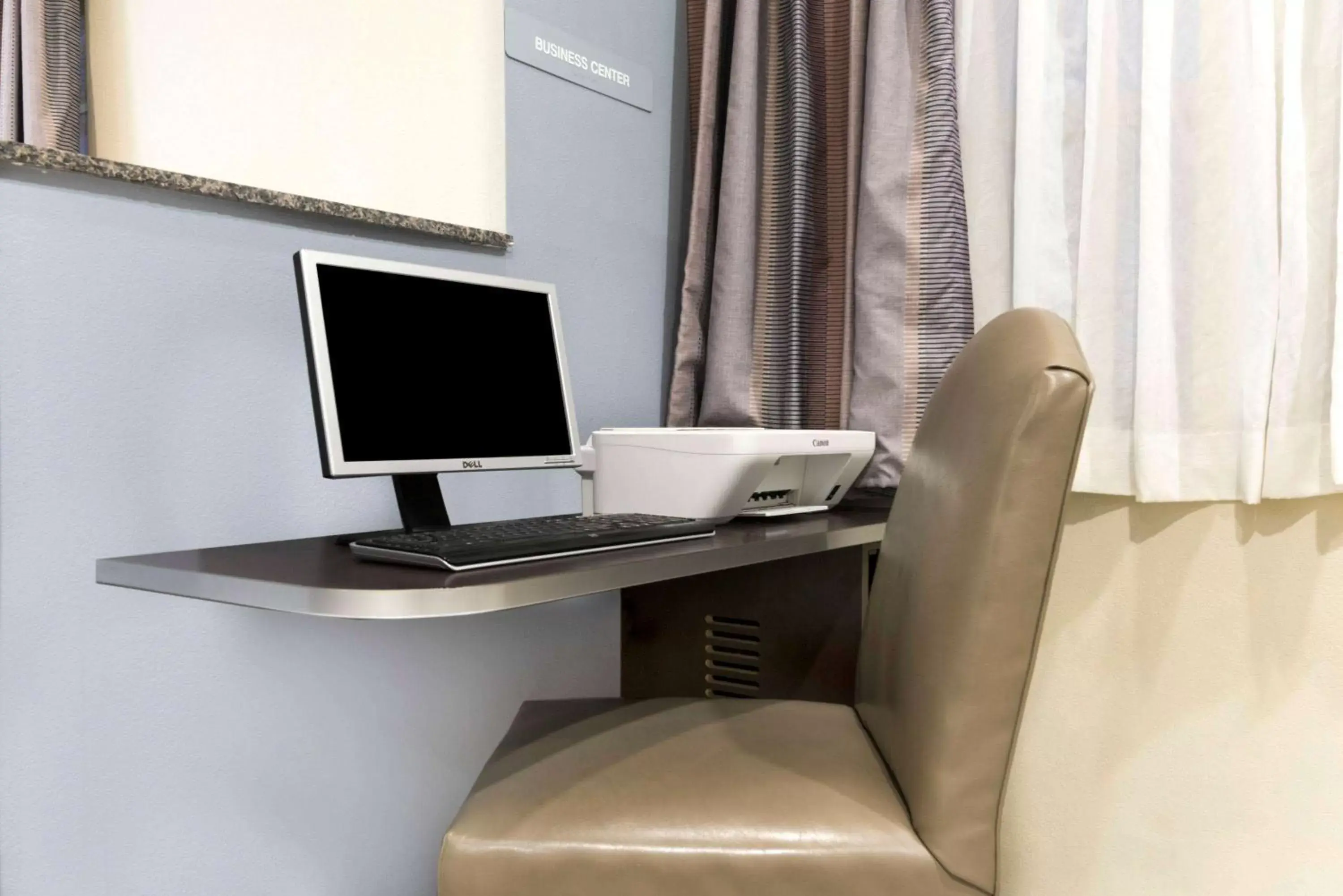 Business facilities, TV/Entertainment Center in Microtel Inn and Suites Baton Rouge Airport