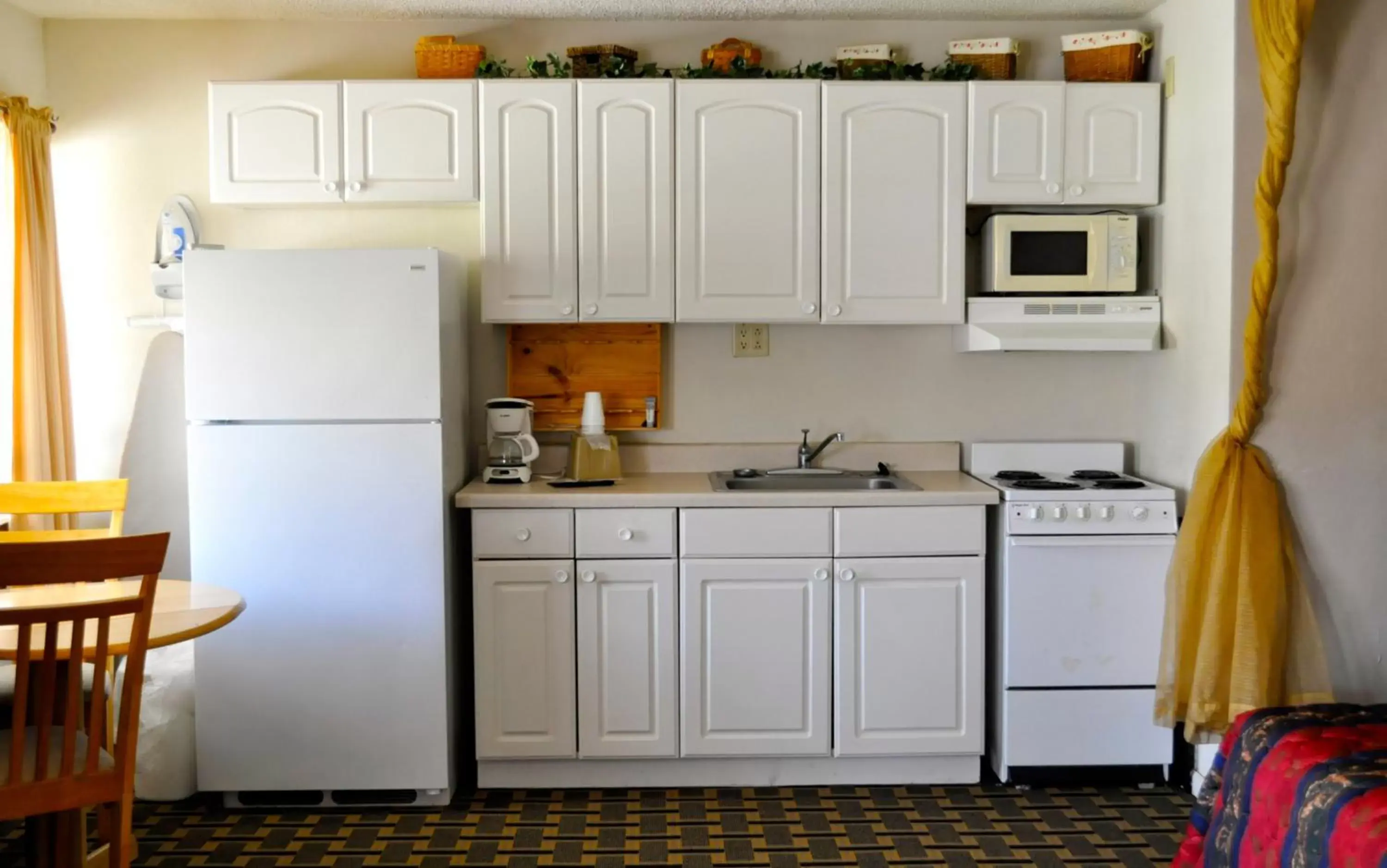 Kitchen/Kitchenette in Andrews Motor Inn