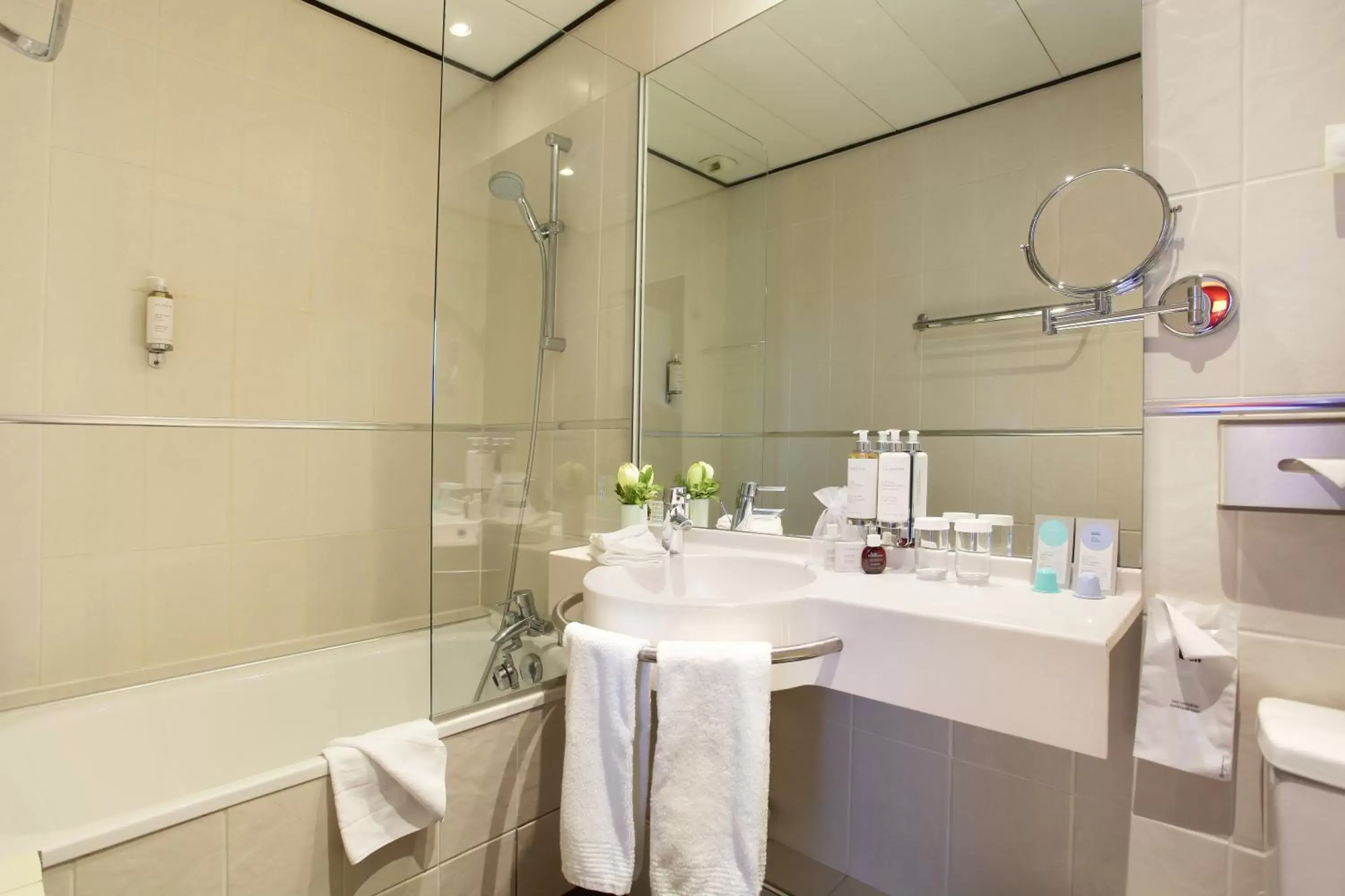 Bathroom in Hotel Trianon Rive Gauche