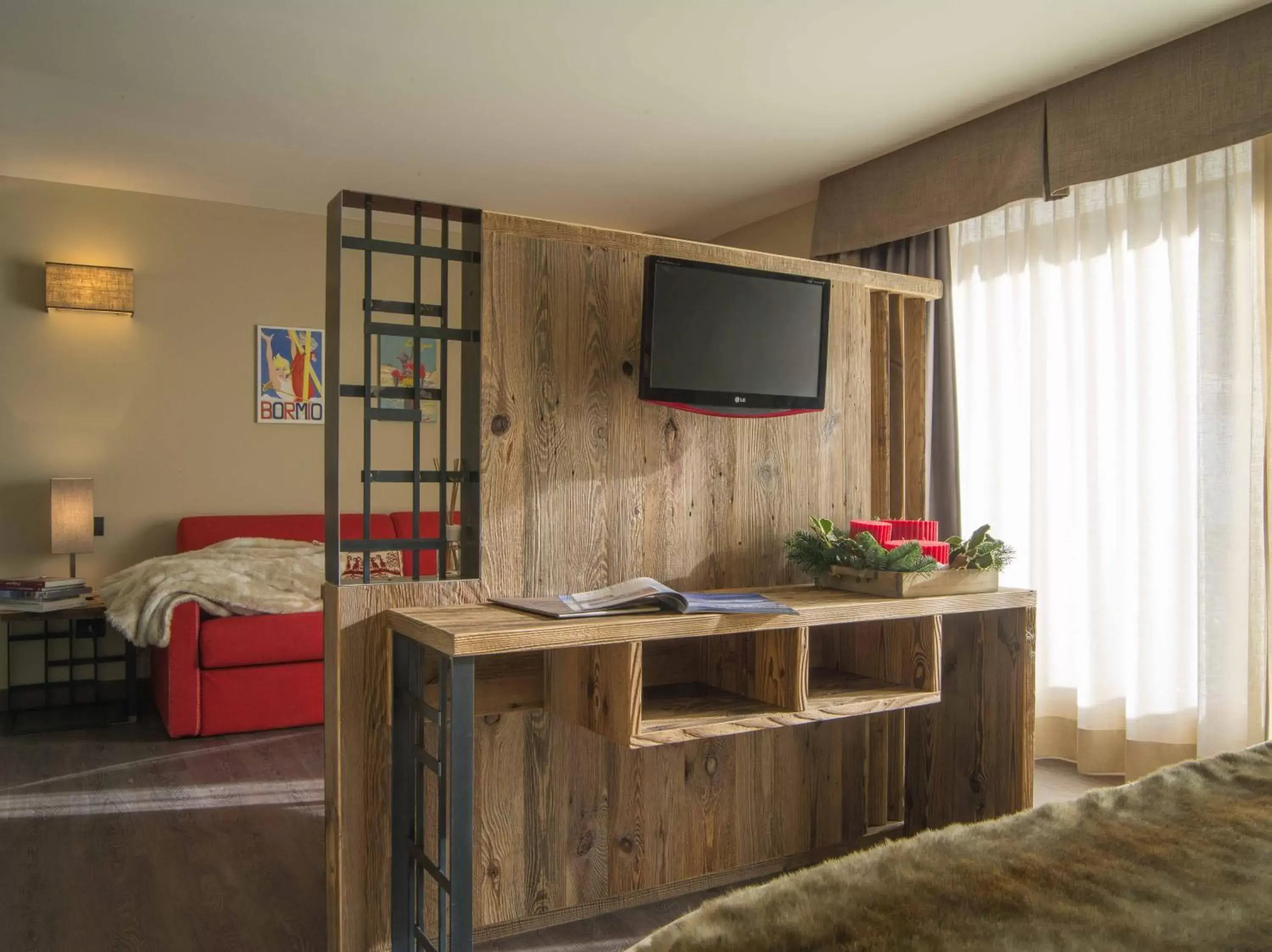 Bed, TV/Entertainment Center in Olimpia Hotel