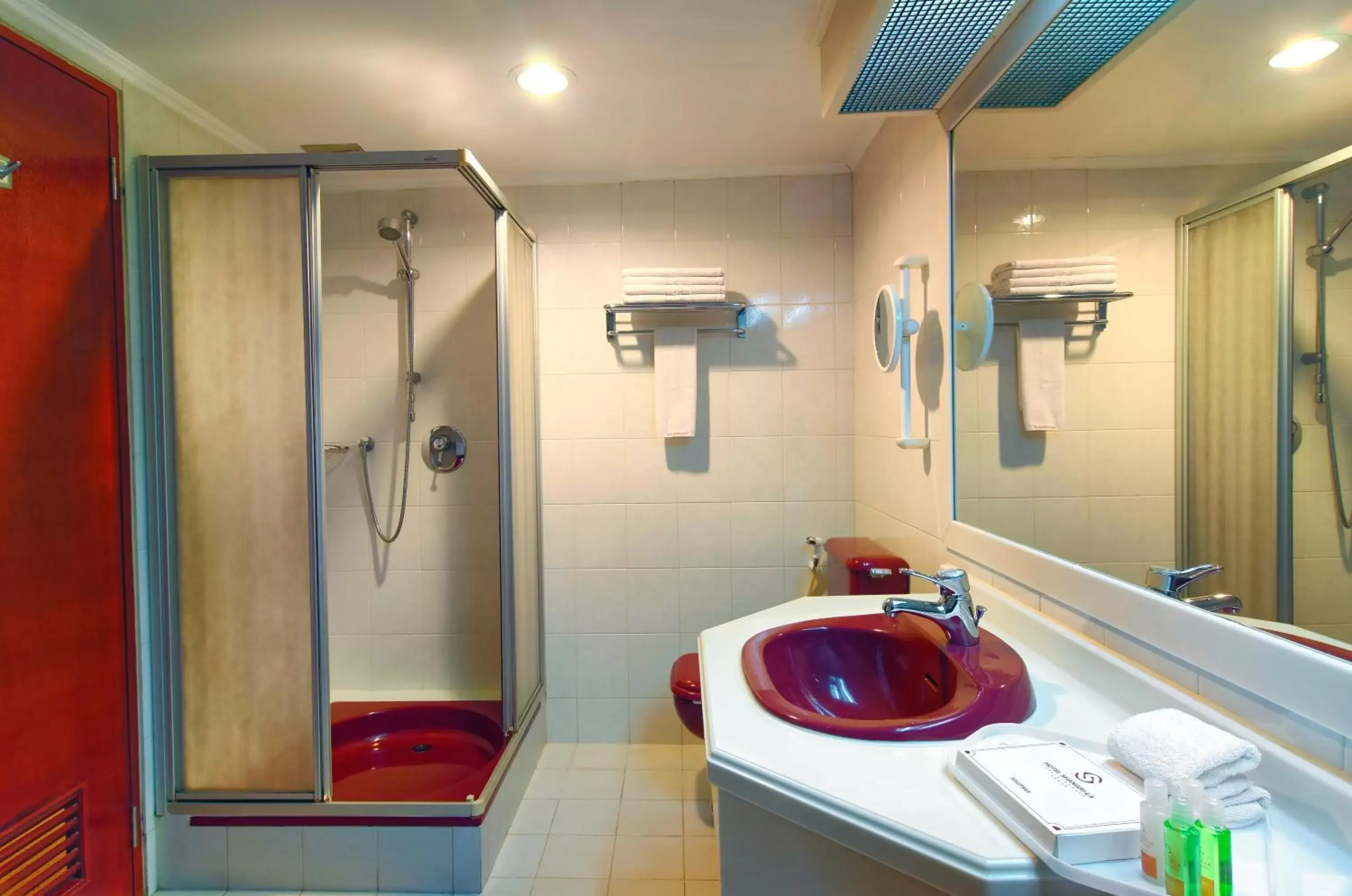 Shower, Bathroom in Hotel Shangri-la Kota Kinabalu