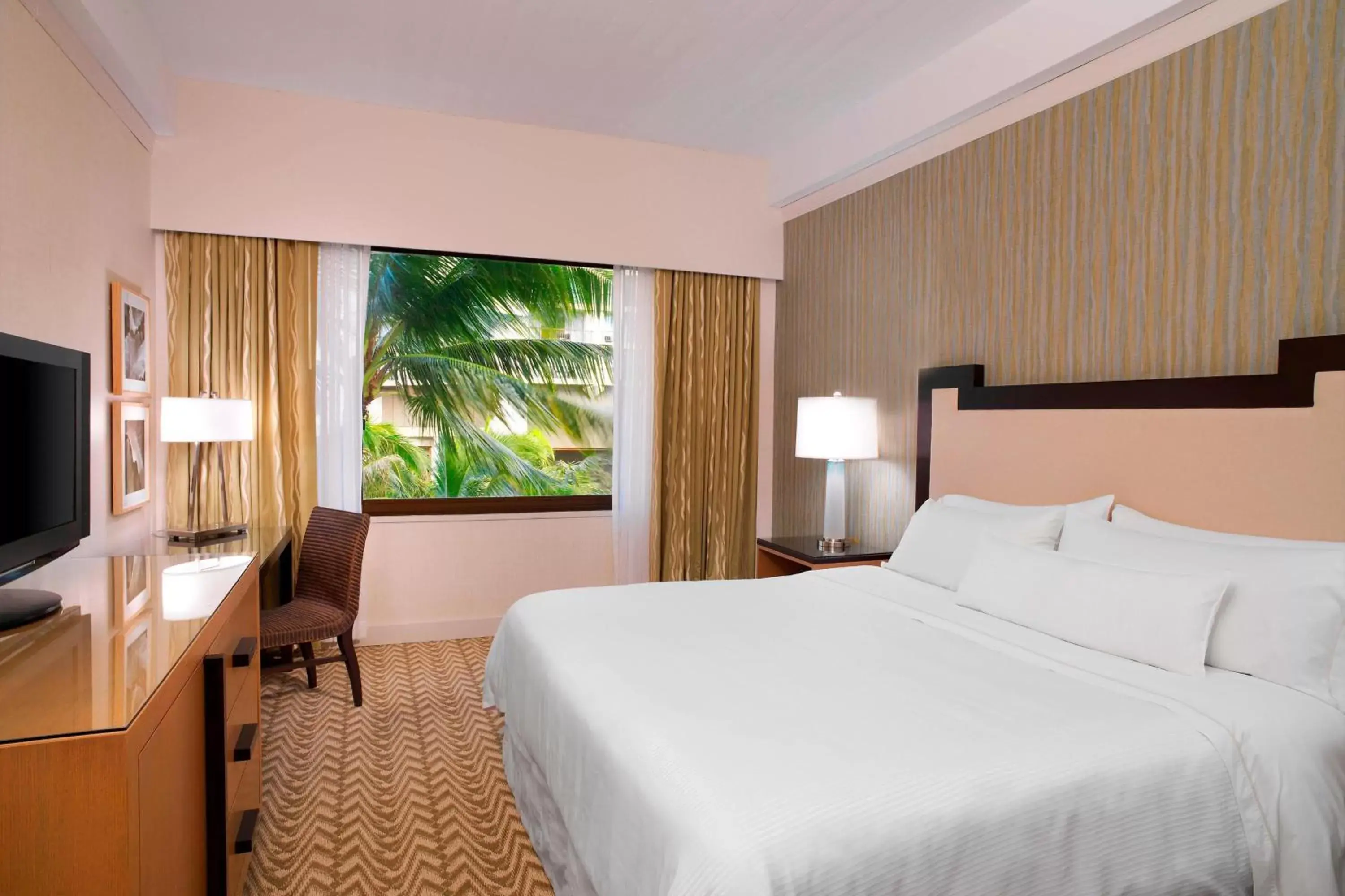 Photo of the whole room, Bed in Moana Surfrider, A Westin Resort & Spa, Waikiki Beach