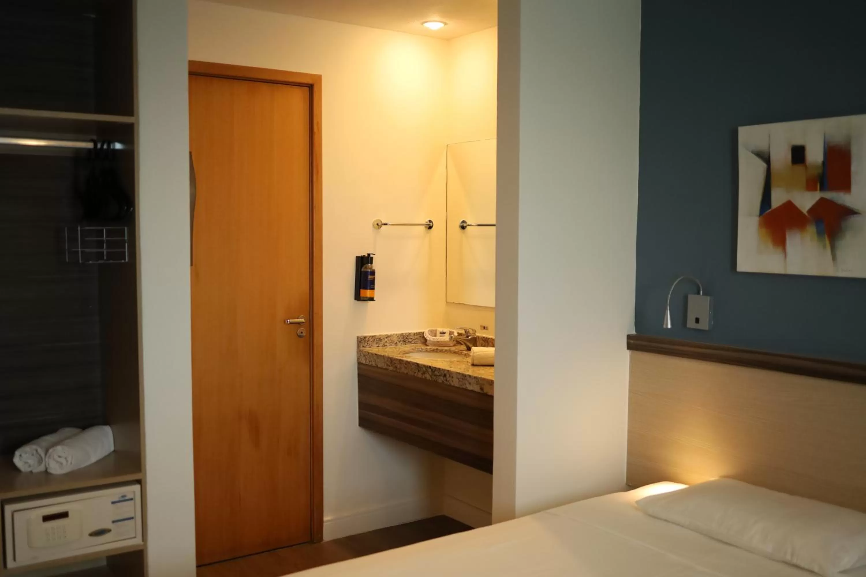 Bathroom, Bed in Comfort Hotel Campos dos Goytacazes