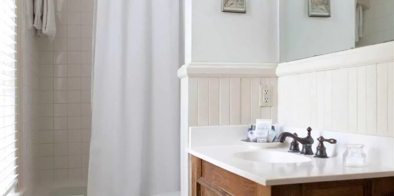 Bathroom, Kitchen/Kitchenette in Forsyth Park Inn