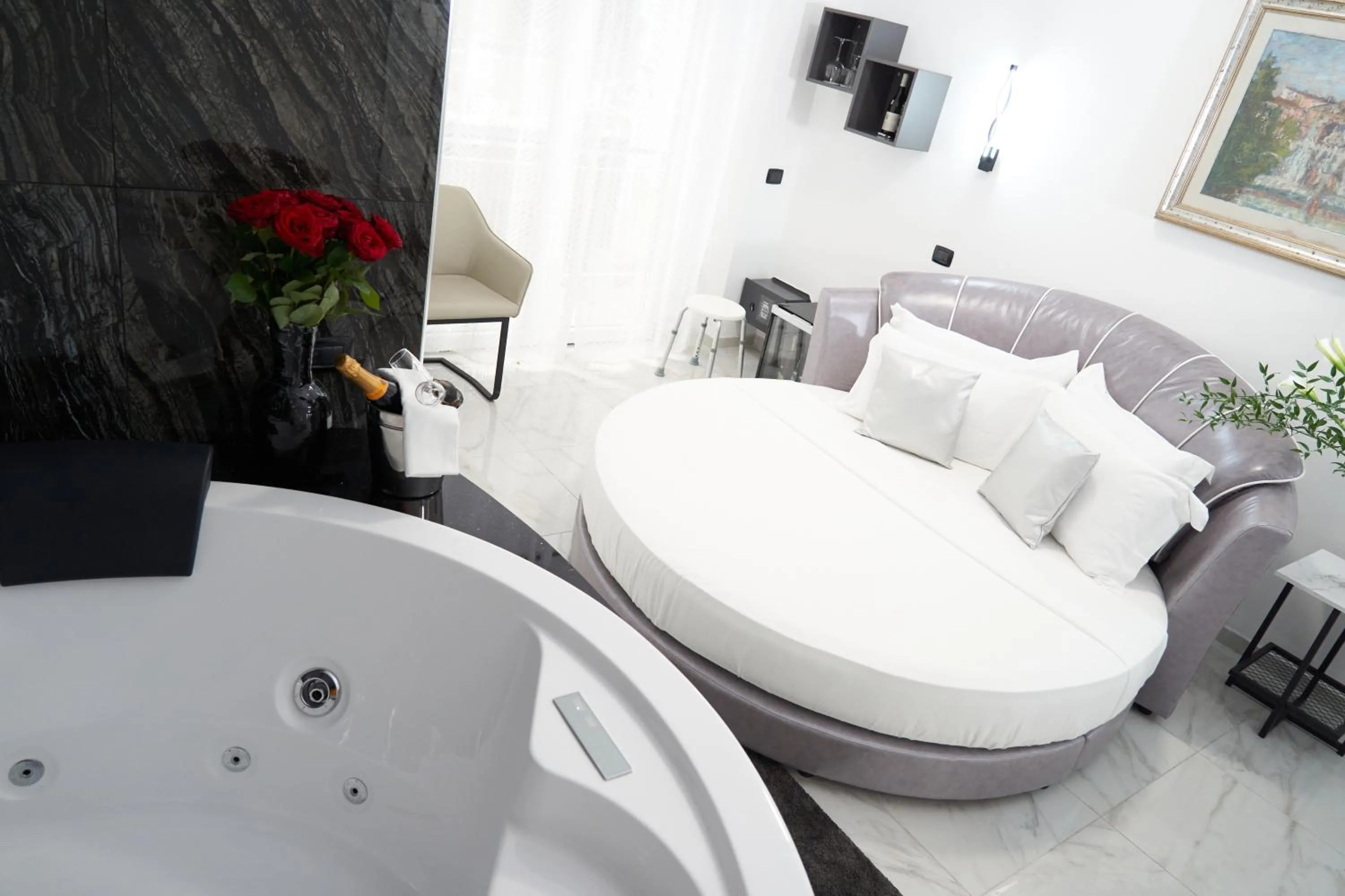 Hot Tub in Gregorio VII Luxury Suites San Damaso