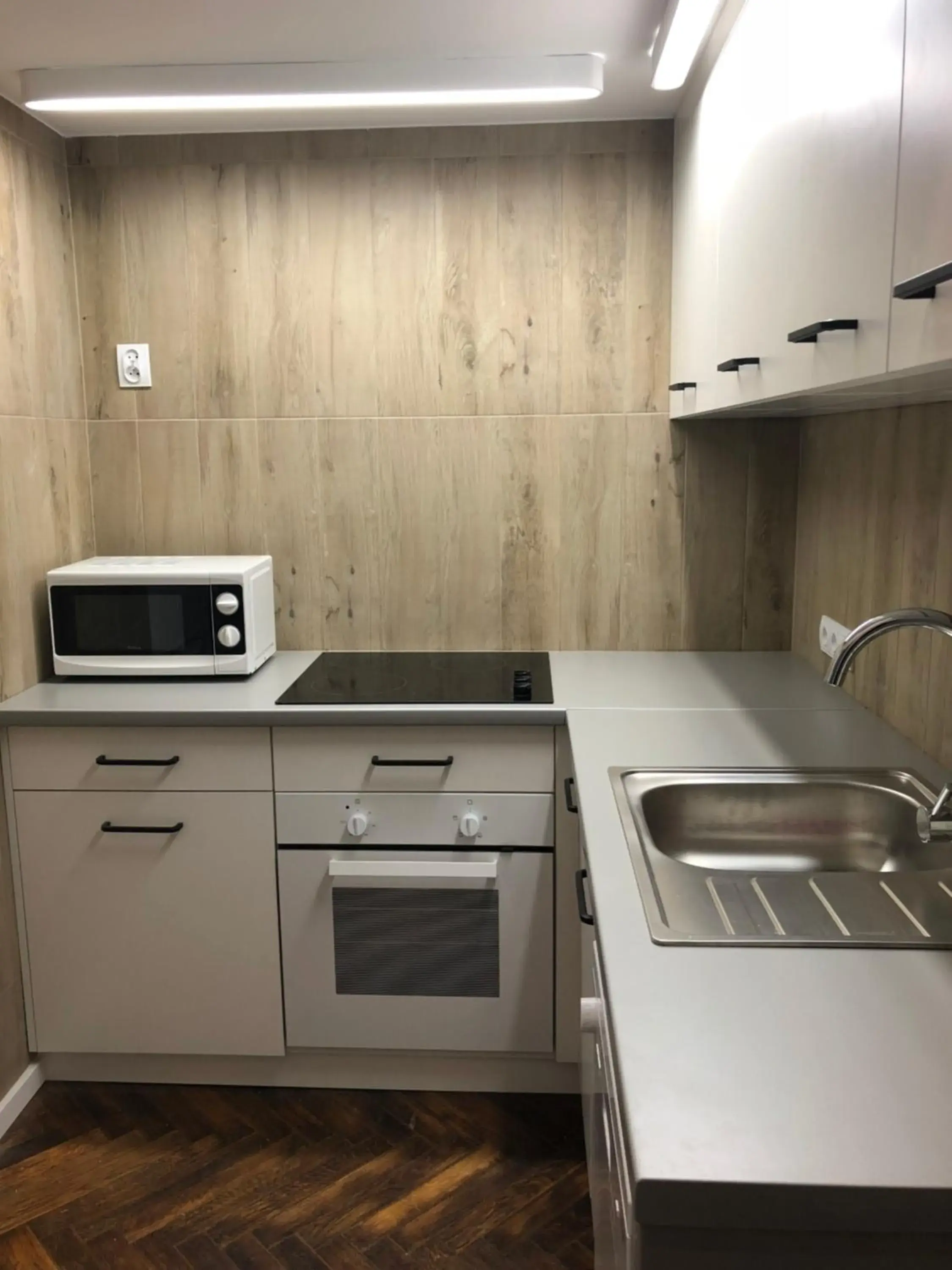 Kitchen/Kitchenette in P&J Tourist Apartments