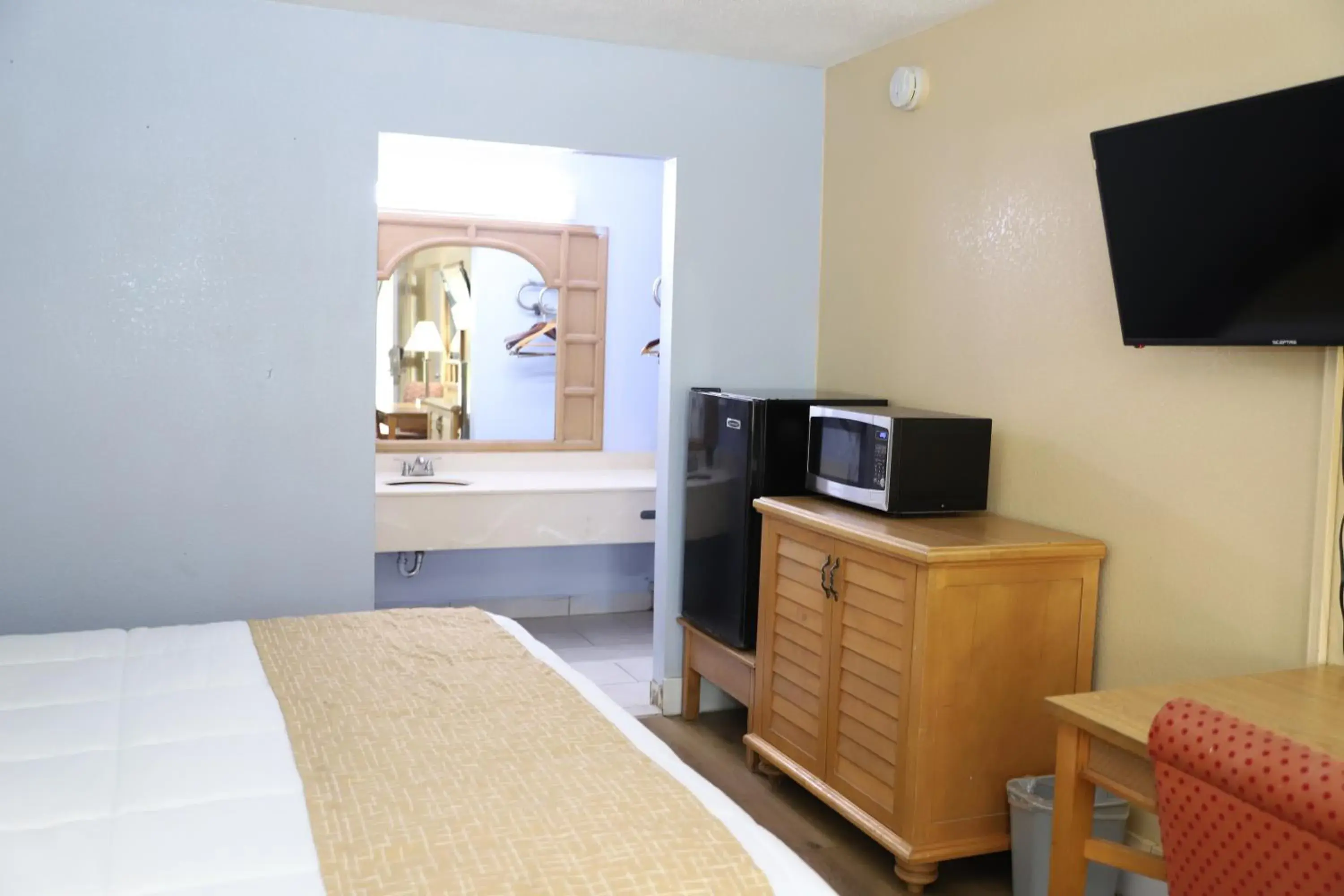 minibar, TV/Entertainment Center in Travelodge by Wyndham Florence