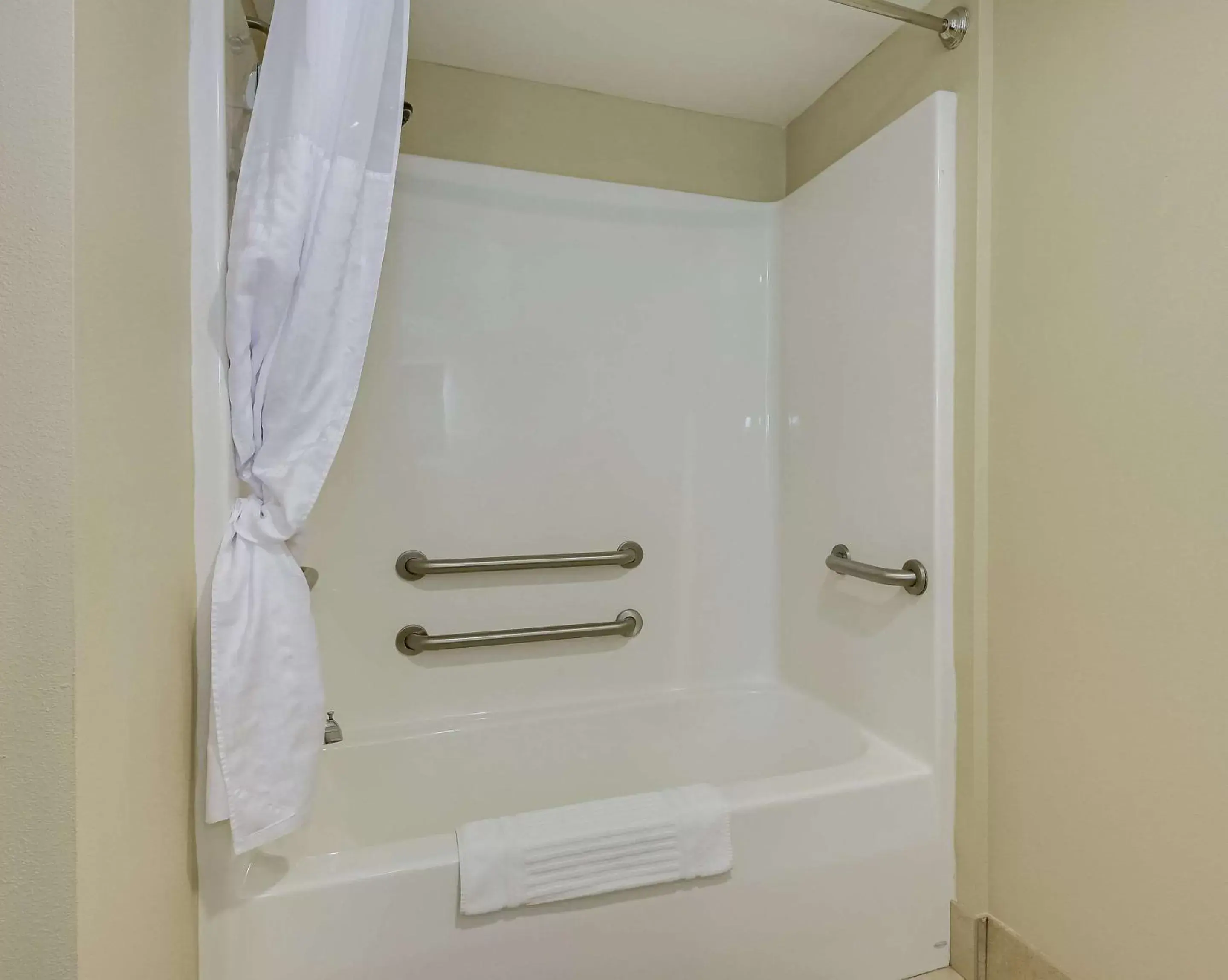 Bathroom in Comfort Inn & Suites Gordon HWY