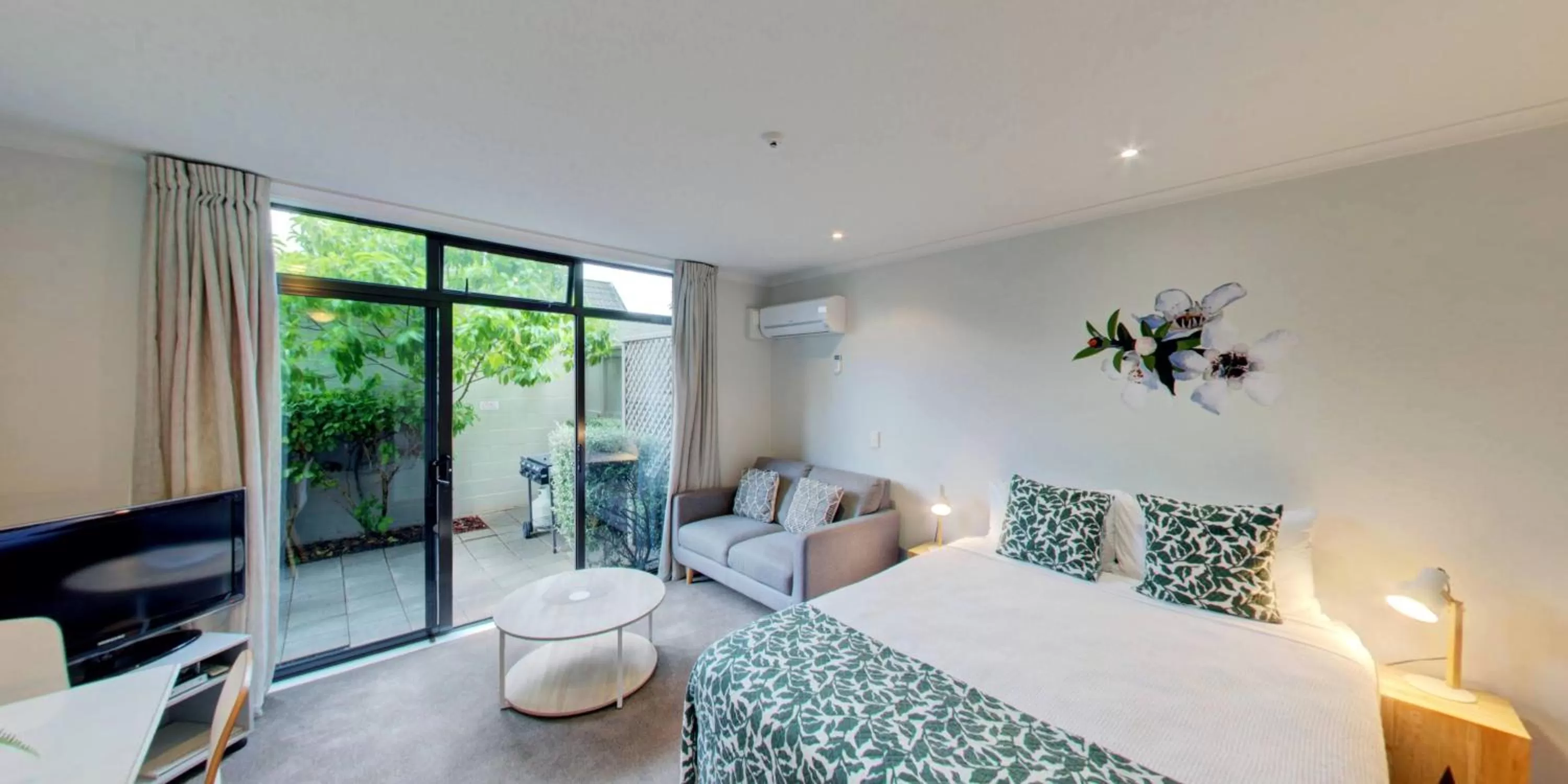 Living room, Bed in Alpine Lake Motel