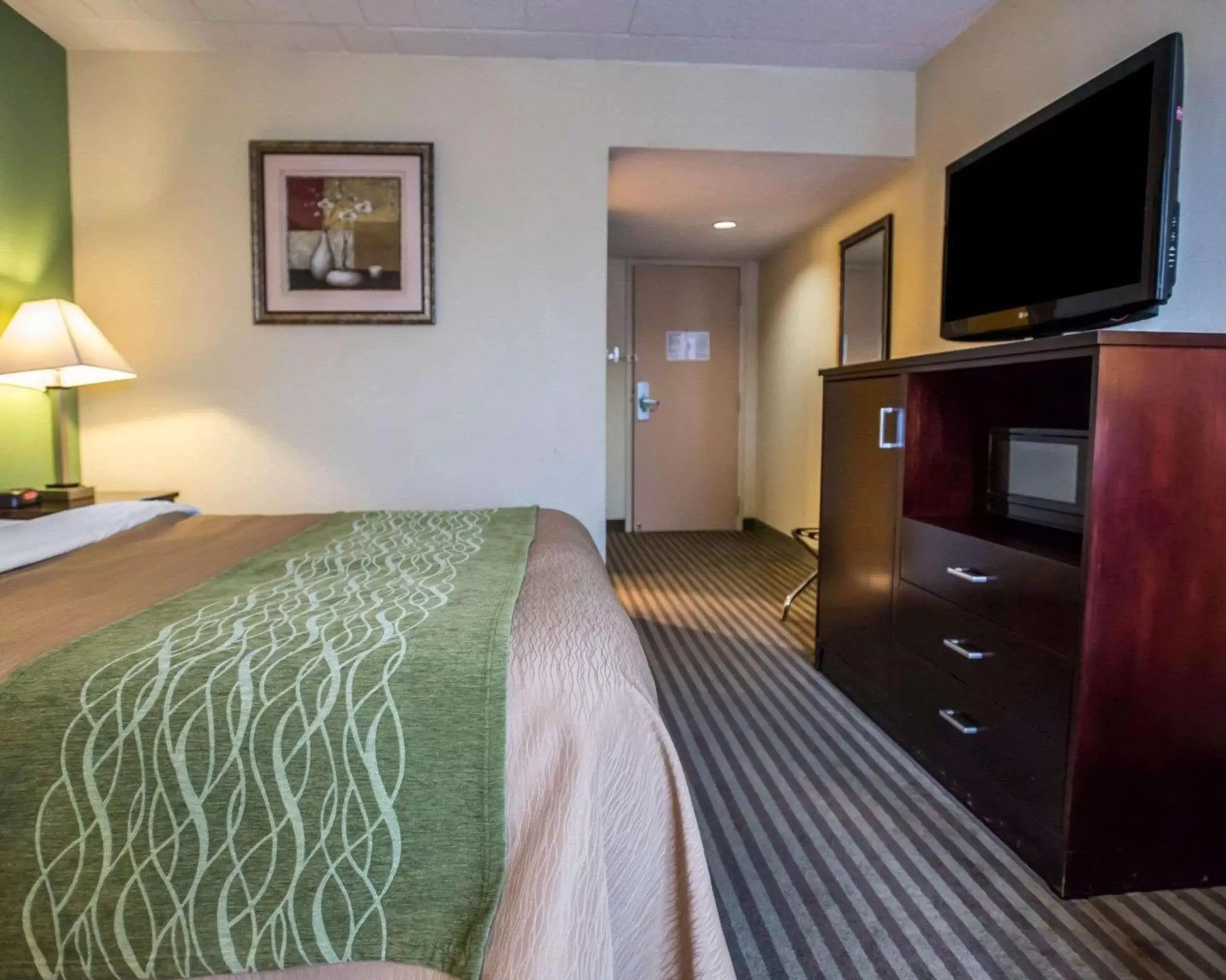 Photo of the whole room, Bed in Quality Inn Mill Hall - Lamar