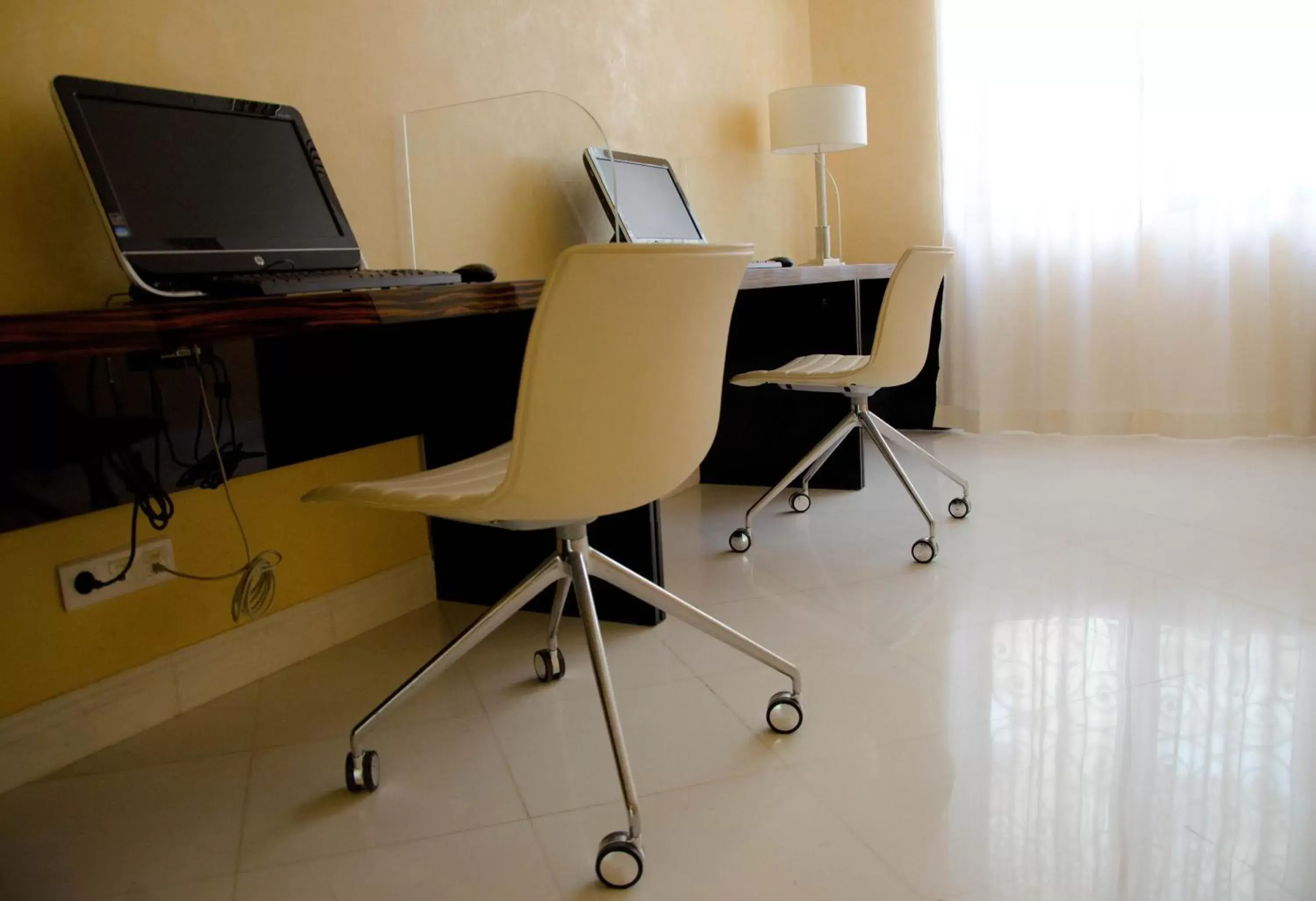 Business facilities, TV/Entertainment Center in Occidental Lac Tunis