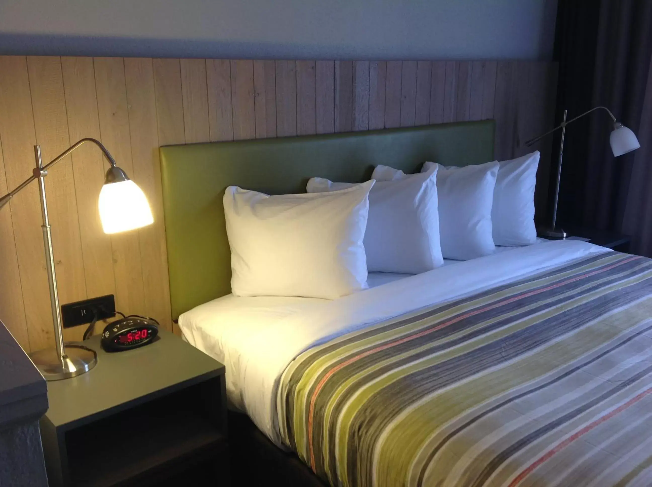 Bed in Country Inn & Suites by Radisson, Jackson, TN