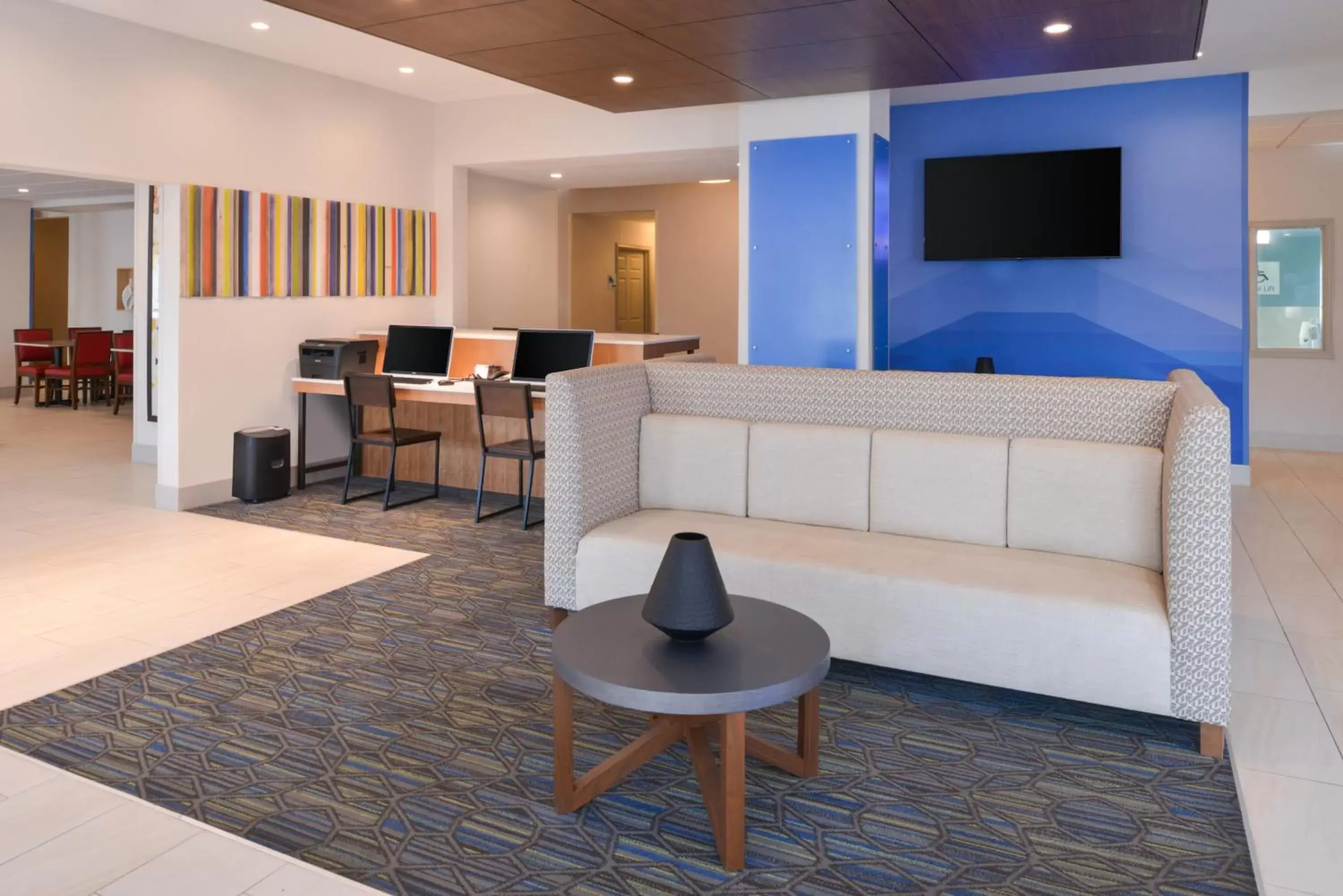 Property building, Seating Area in Holiday Inn Express & Suites - Omaha - 120th and Maple, an IHG Hotel