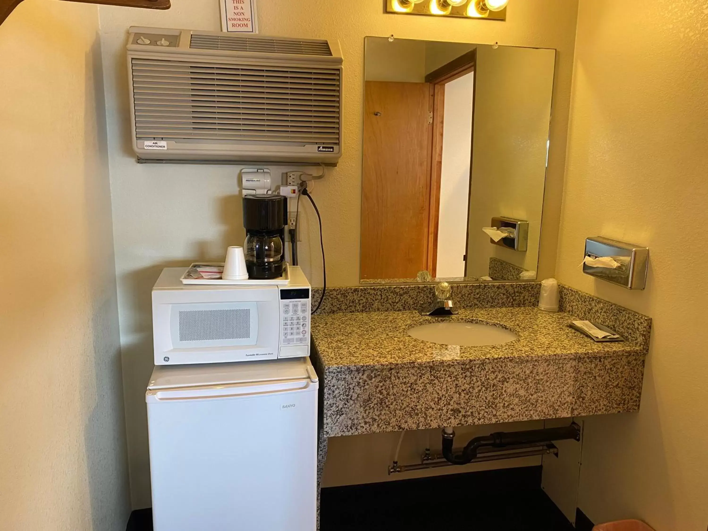 Coffee/tea facilities, Kitchen/Kitchenette in Budget Inn Las Vegas New Mexico