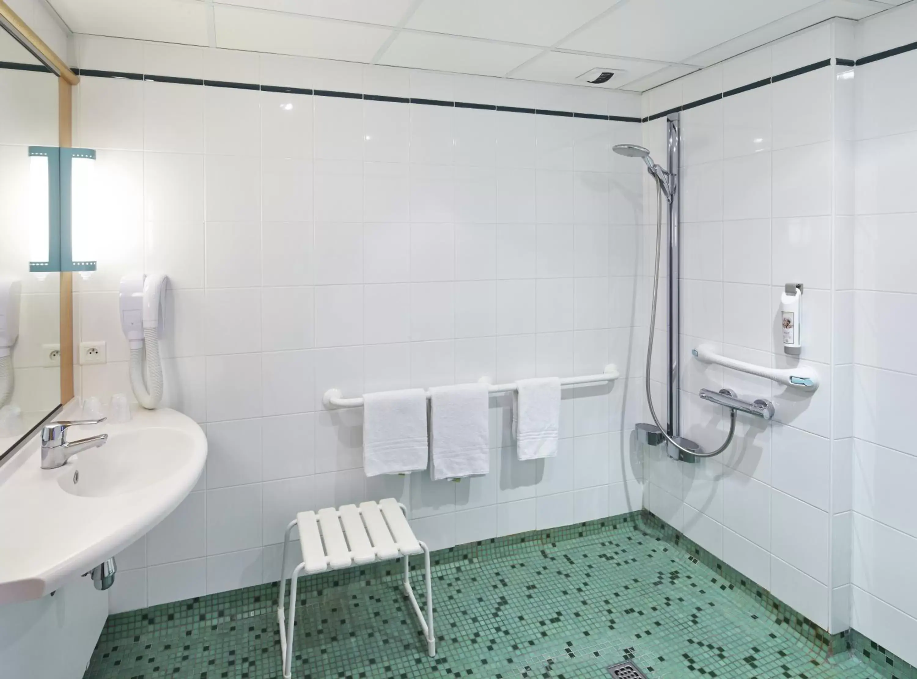 Bathroom in ibis Chartres Ouest Luce