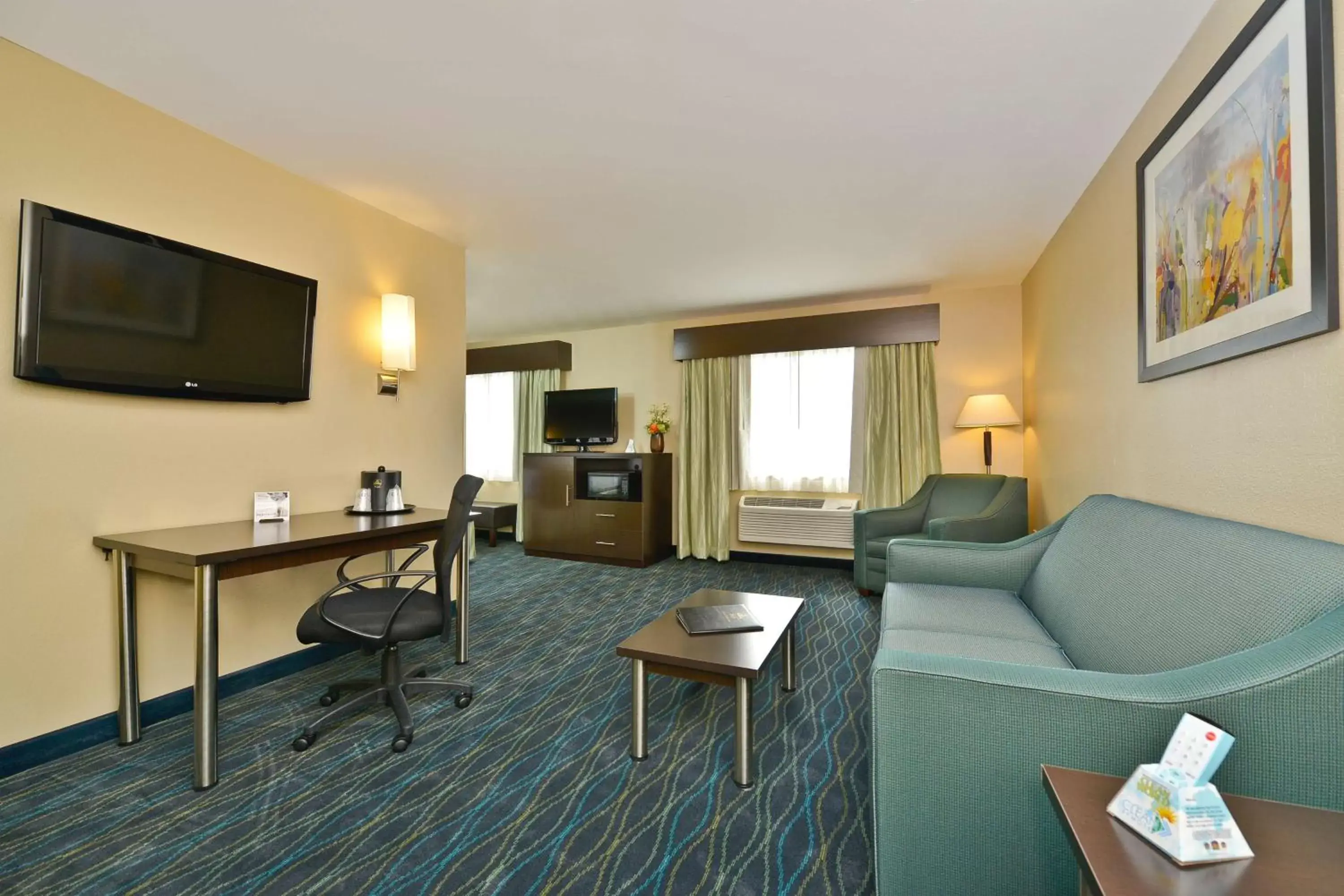 Photo of the whole room, TV/Entertainment Center in Best Western PLUS University Inn Marion