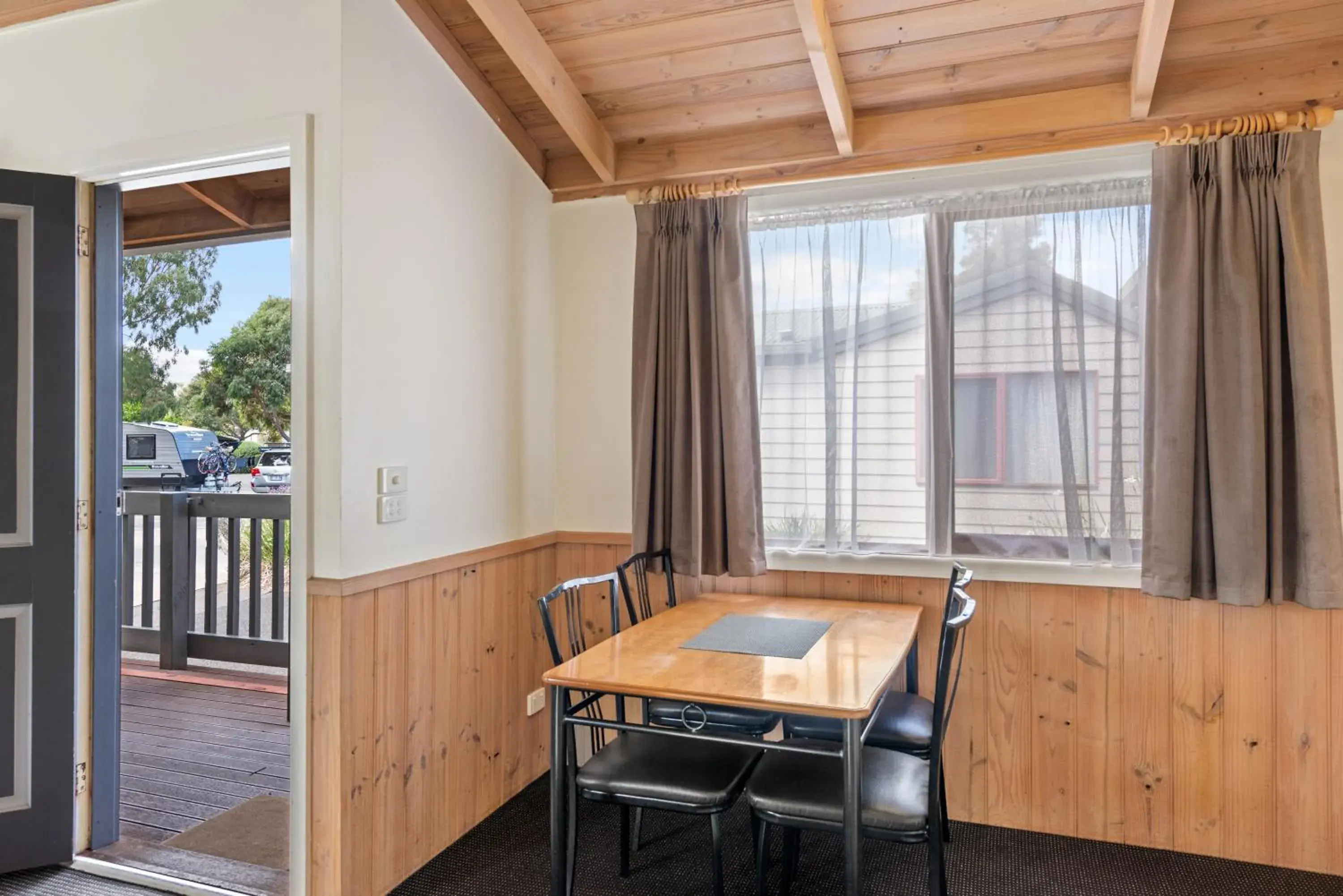 Dining Area in Discovery Parks - Melbourne