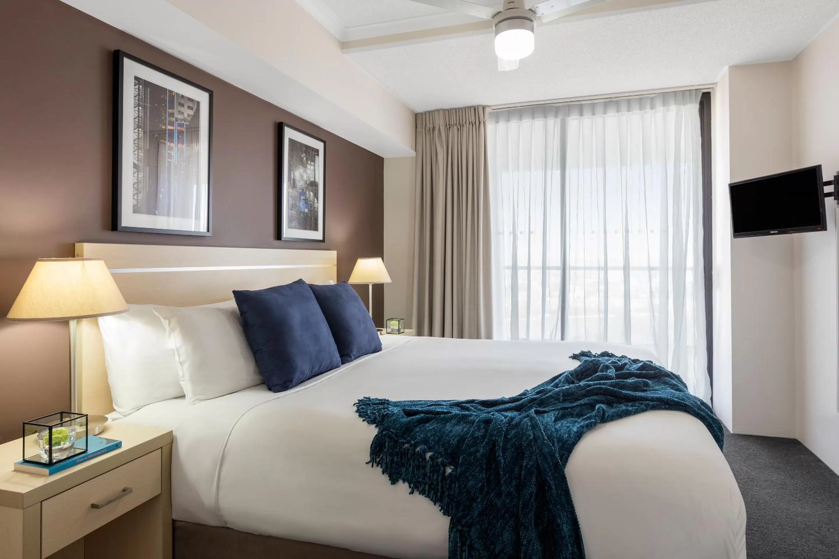 Bed in Oaks Brisbane River City Suites