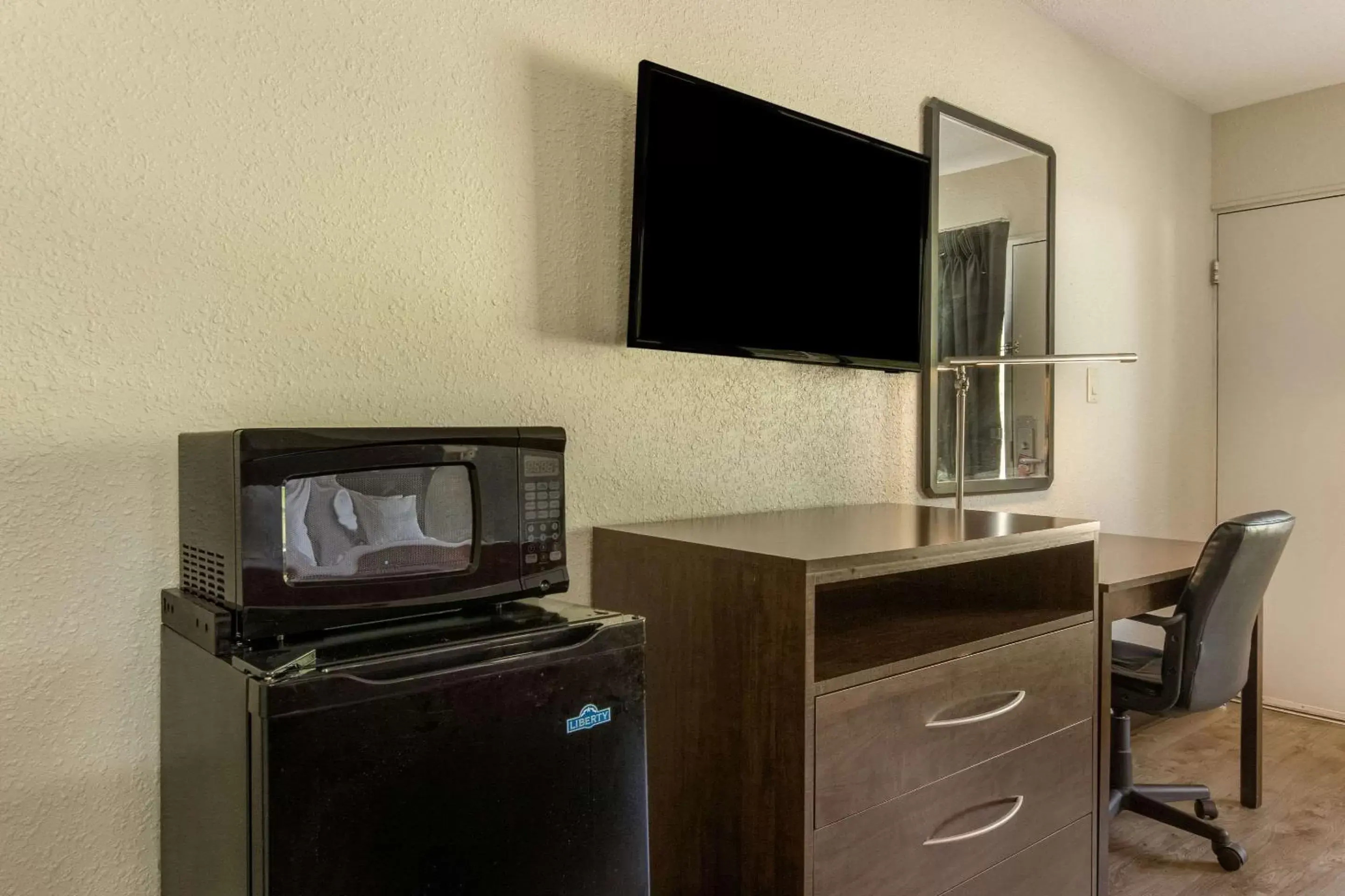 Photo of the whole room, TV/Entertainment Center in Econo Lodge Fort Knox