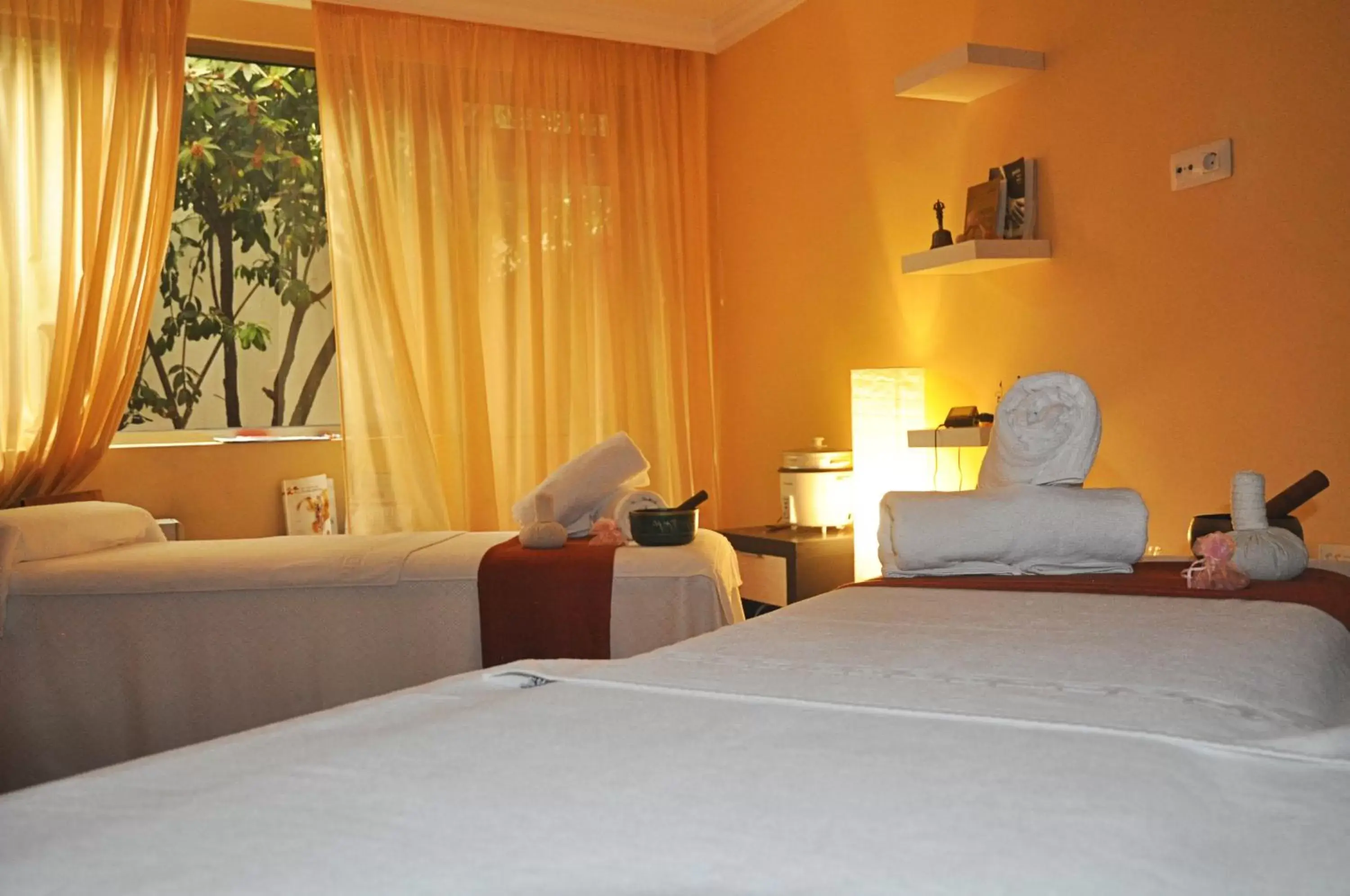 Massage, Bed in Hotel Colon Rambla