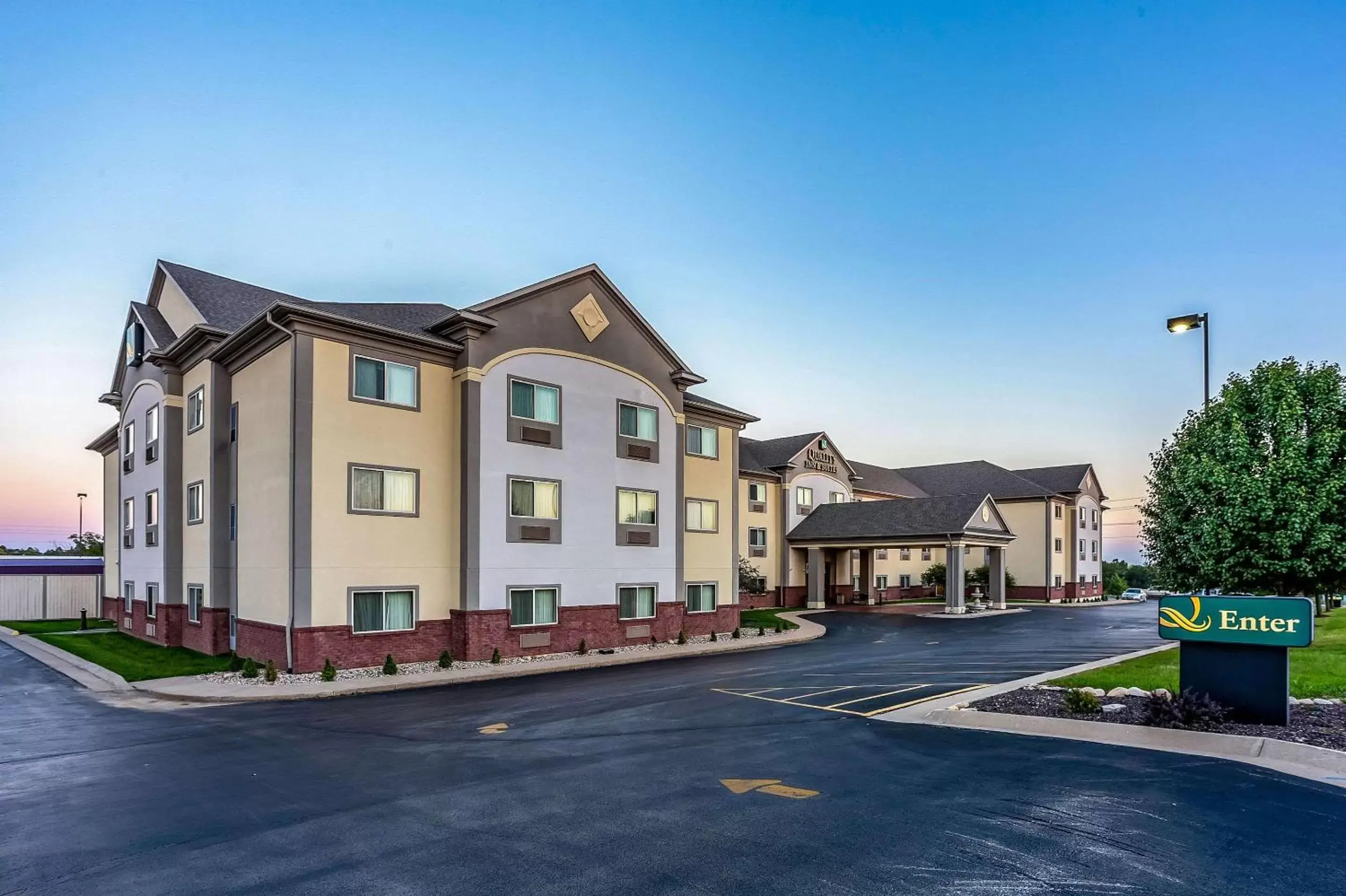 Property Building in Quality Inn & Suites Hannibal