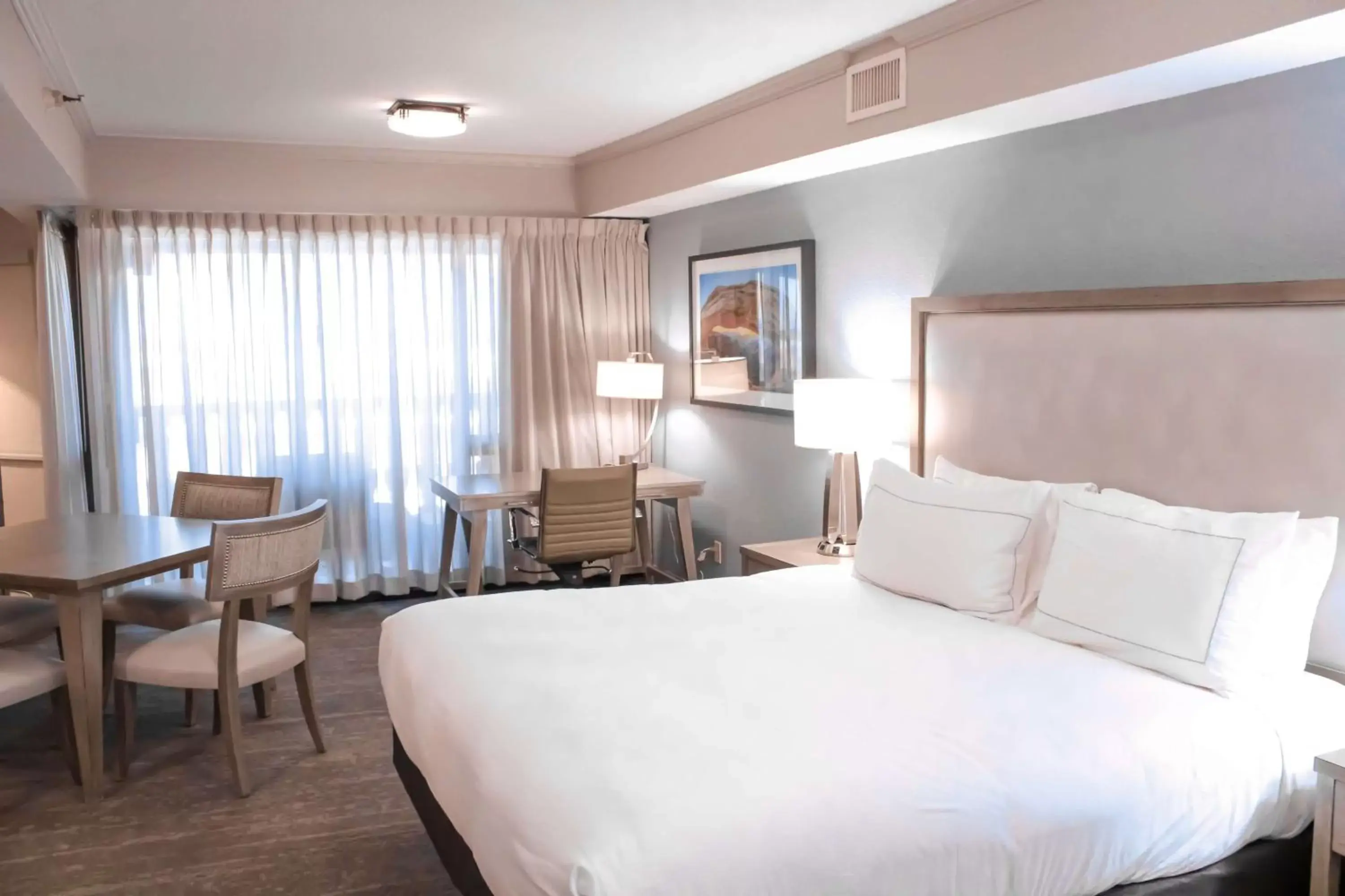 Bedroom, Bed in Doubletree by Hilton Phoenix Mesa